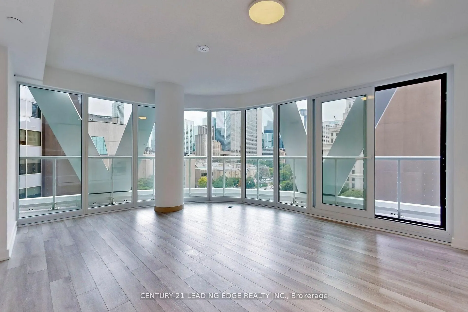 Photo 3 of Unit 726, 230 Simcoe Street, Toronto, Kensington-Chinatown — HOMEH