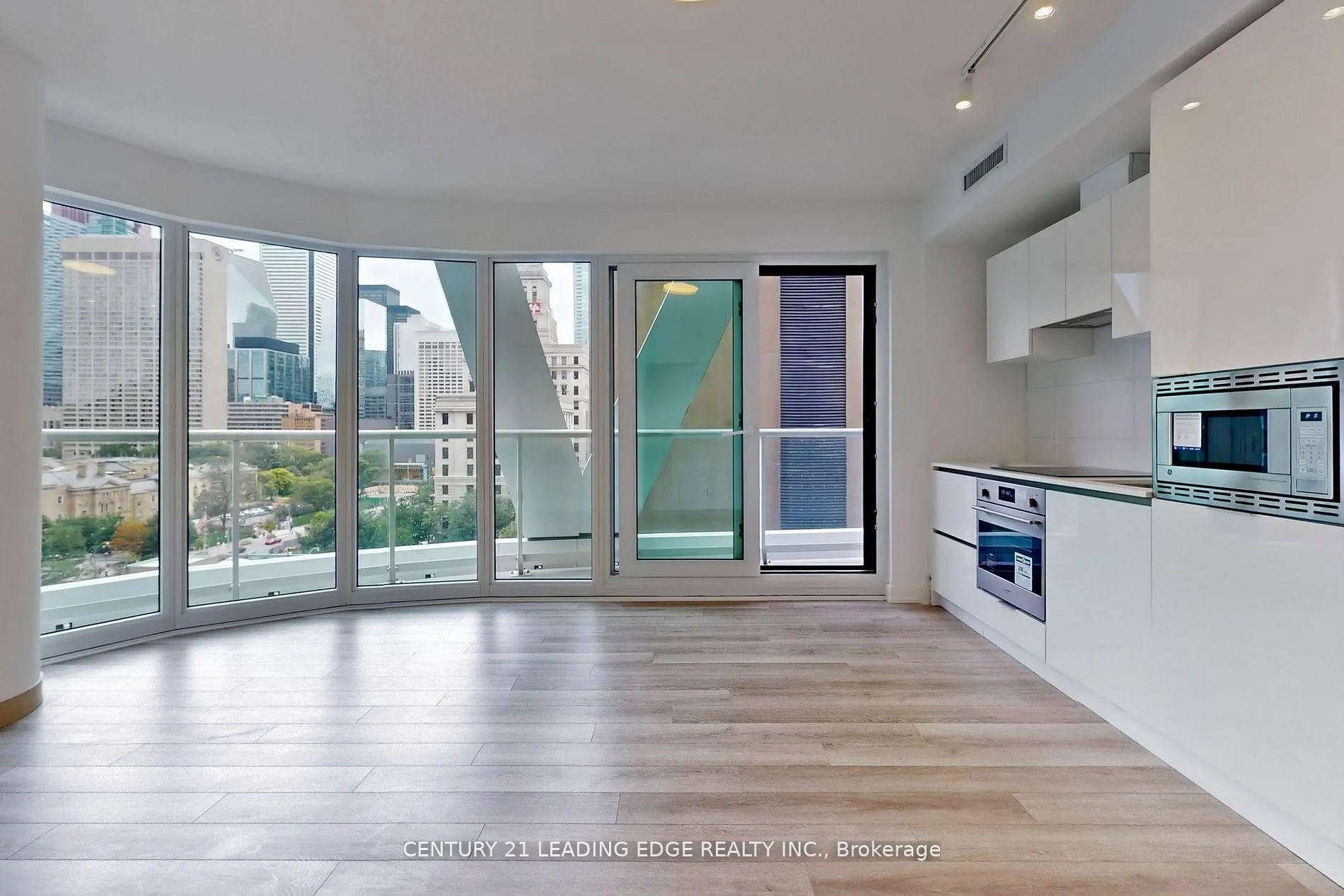 Photo 4 of Unit 726, 230 Simcoe Street, Toronto, Kensington-Chinatown — HOMEH