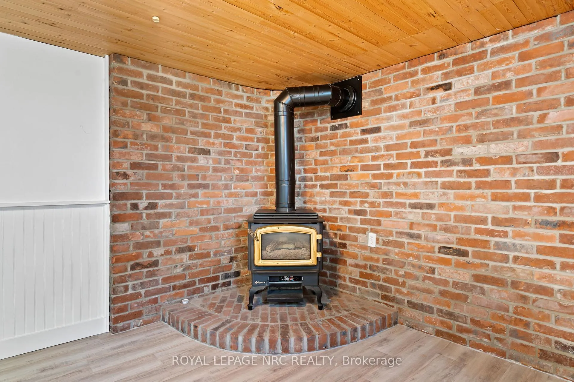 Photo 16 of 3 Philpark Road, St. Catharines, Port Dalhousie — HOMEH