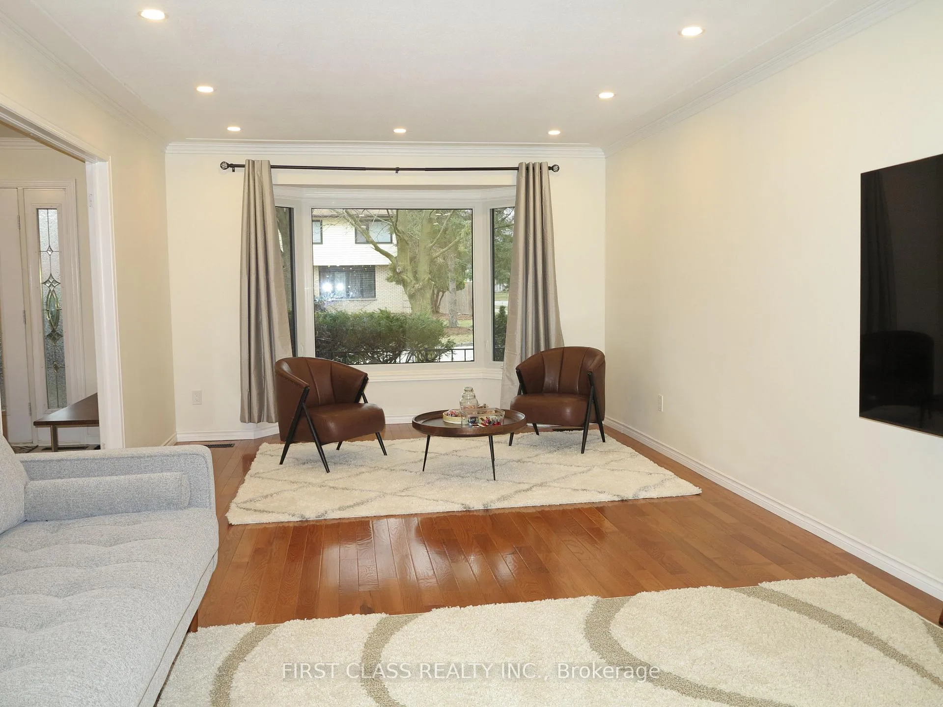 Photo 6 of 4 Meridene Crescent E, London, North G — HOMEH