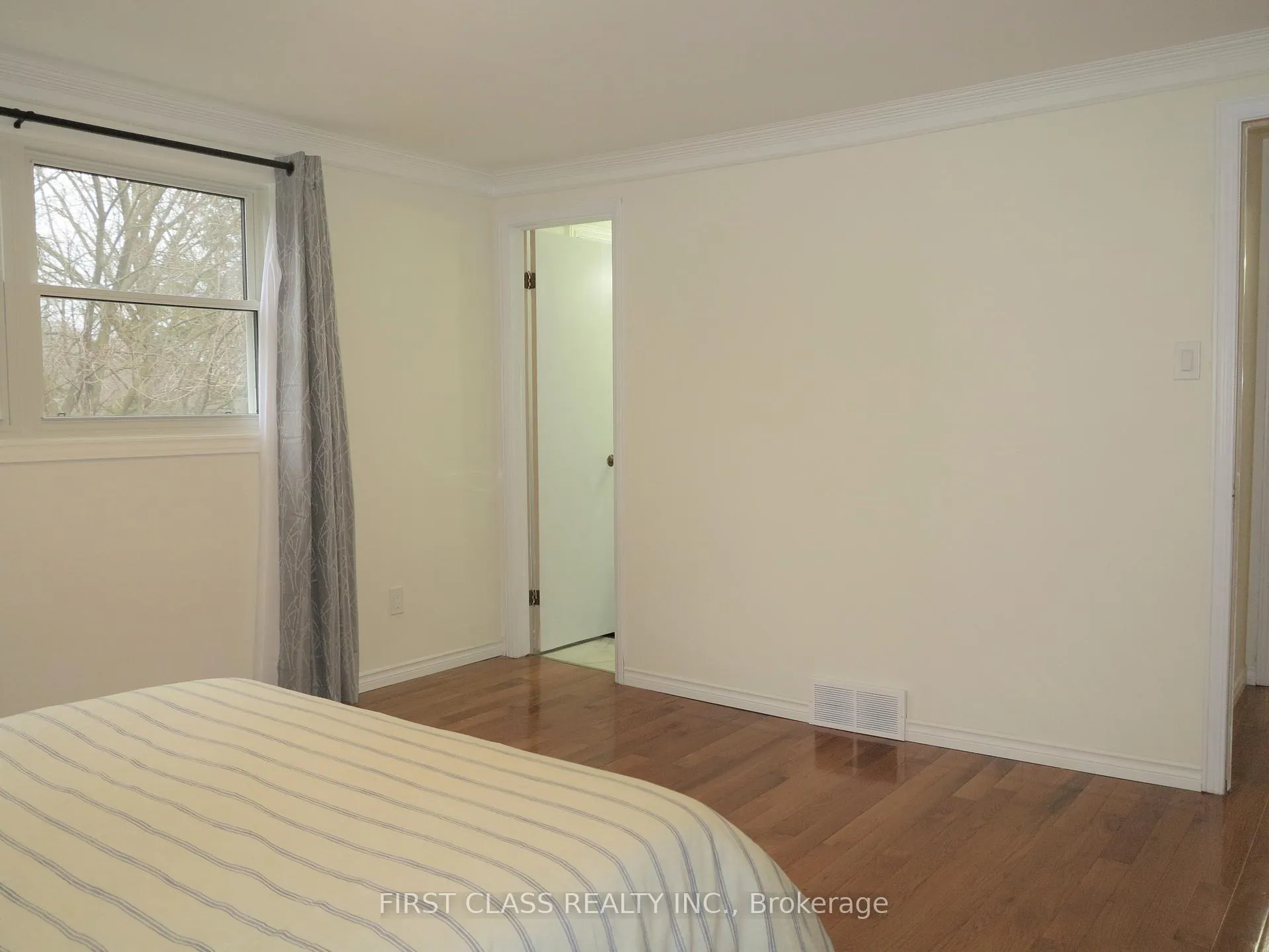 Photo 20 of 4 Meridene Crescent E, London, North G — HOMEH