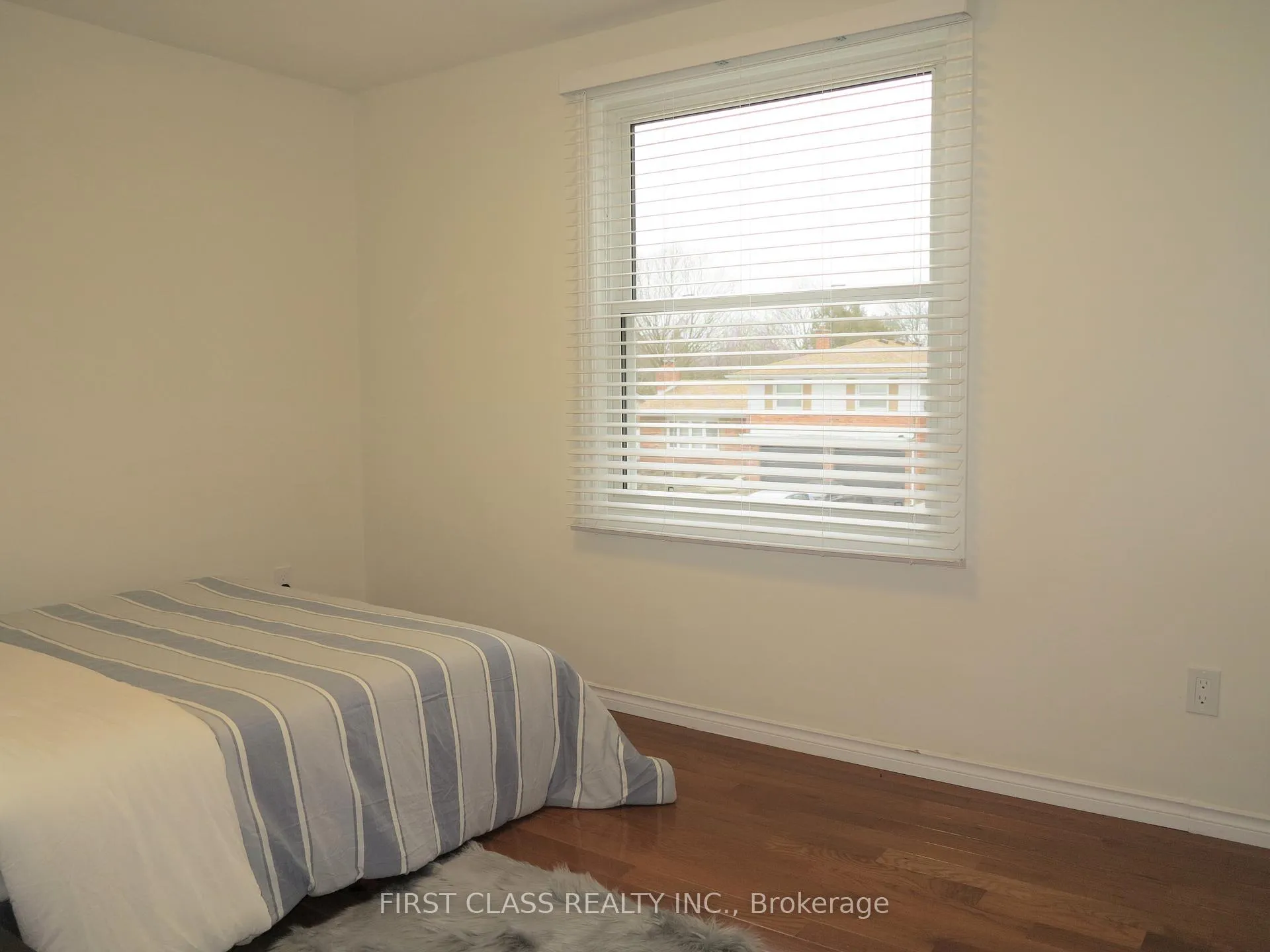 Photo 30 of 4 Meridene Crescent E, London, North G — HOMEH