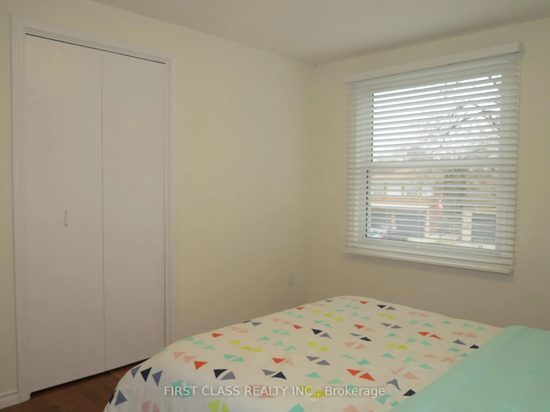 Photo 32 of 4 Meridene Crescent E, London, North G — HOMEH