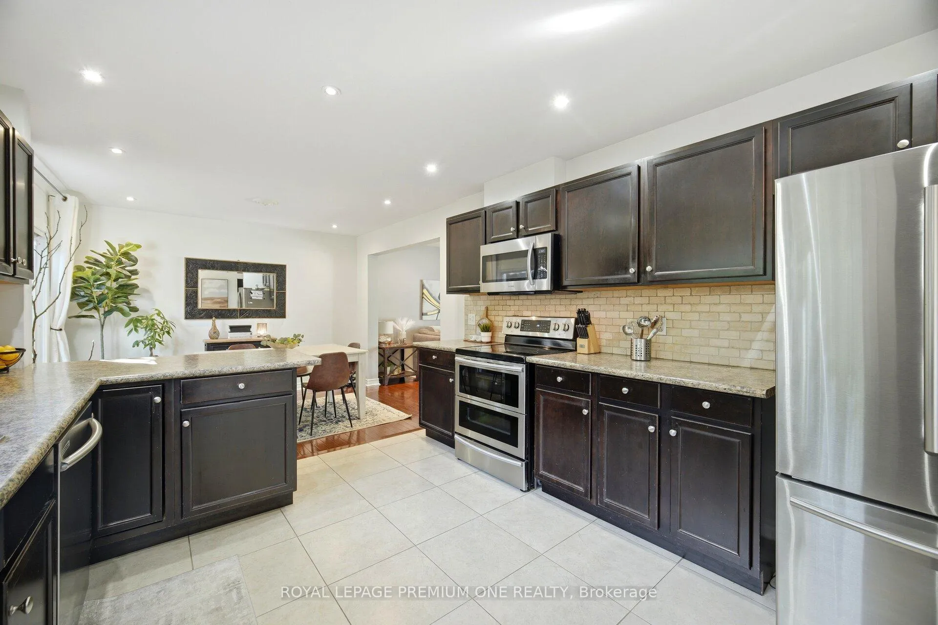 Photo 10 of 29 Appleby Drive, Brampton, Avondale — HOMEH