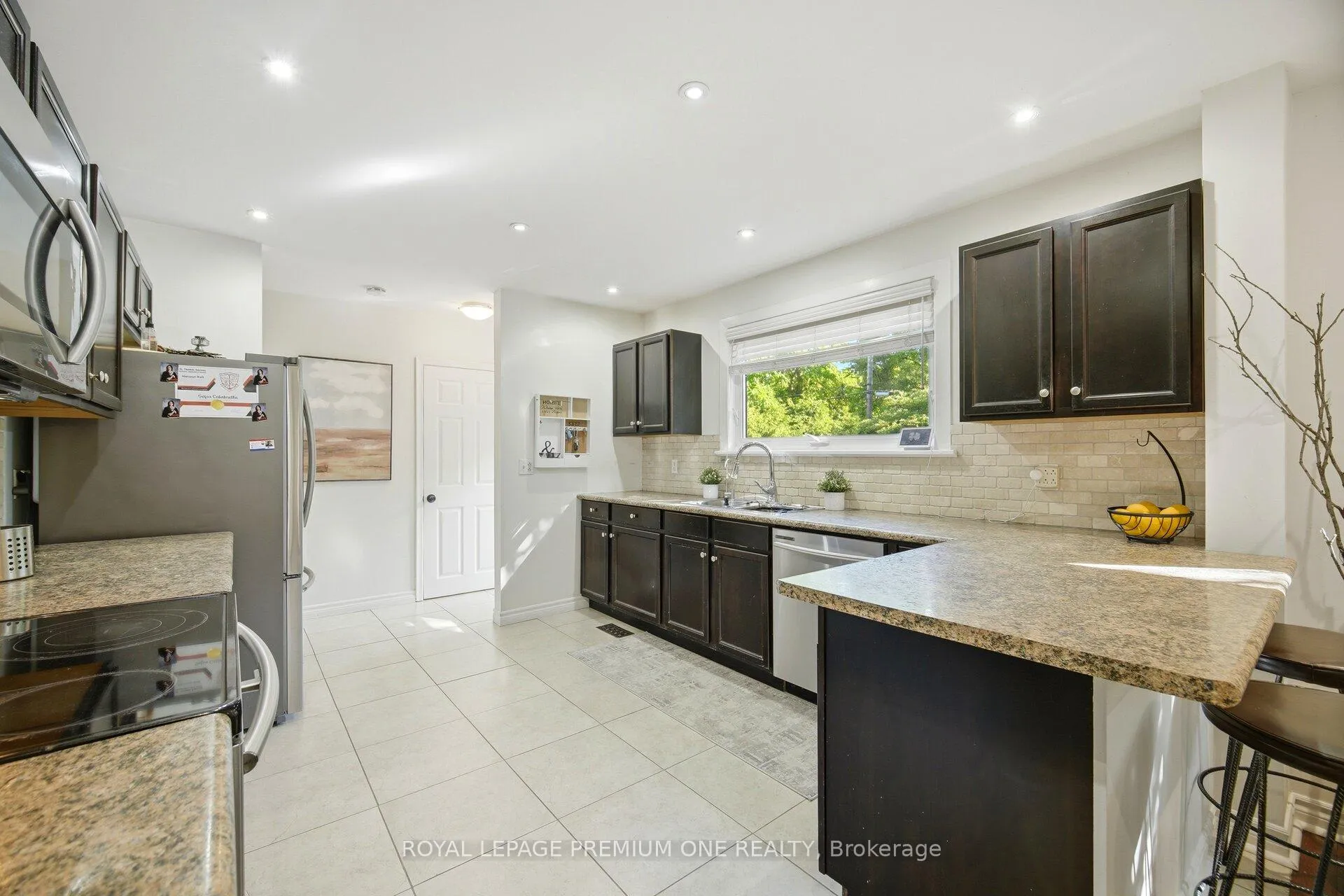 Photo 11 of 29 Appleby Drive, Brampton, Avondale — HOMEH