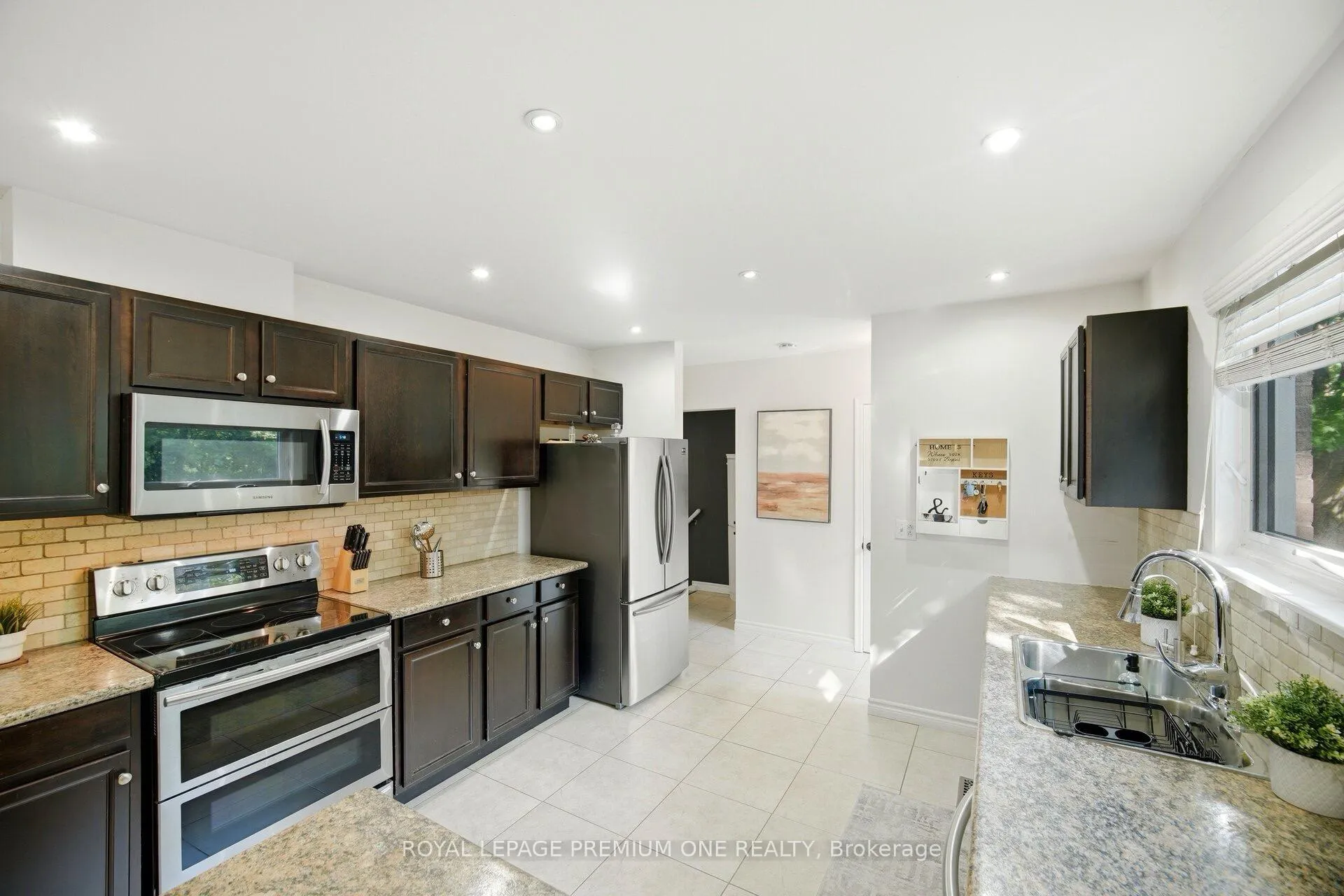 Photo 12 of 29 Appleby Drive, Brampton, Avondale — HOMEH