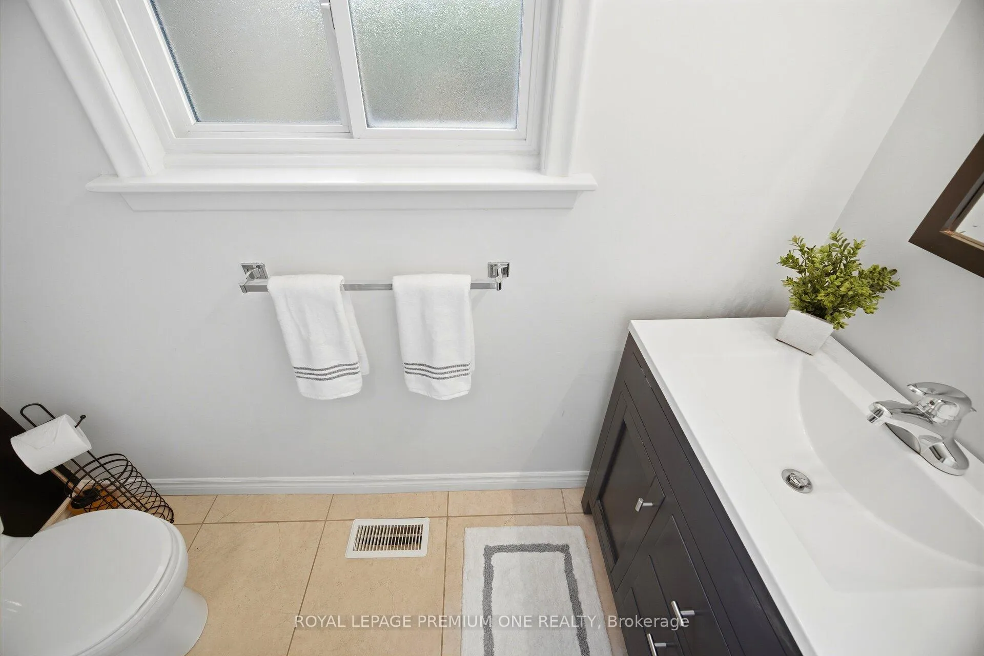Photo 13 of 29 Appleby Drive, Brampton, Avondale — HOMEH