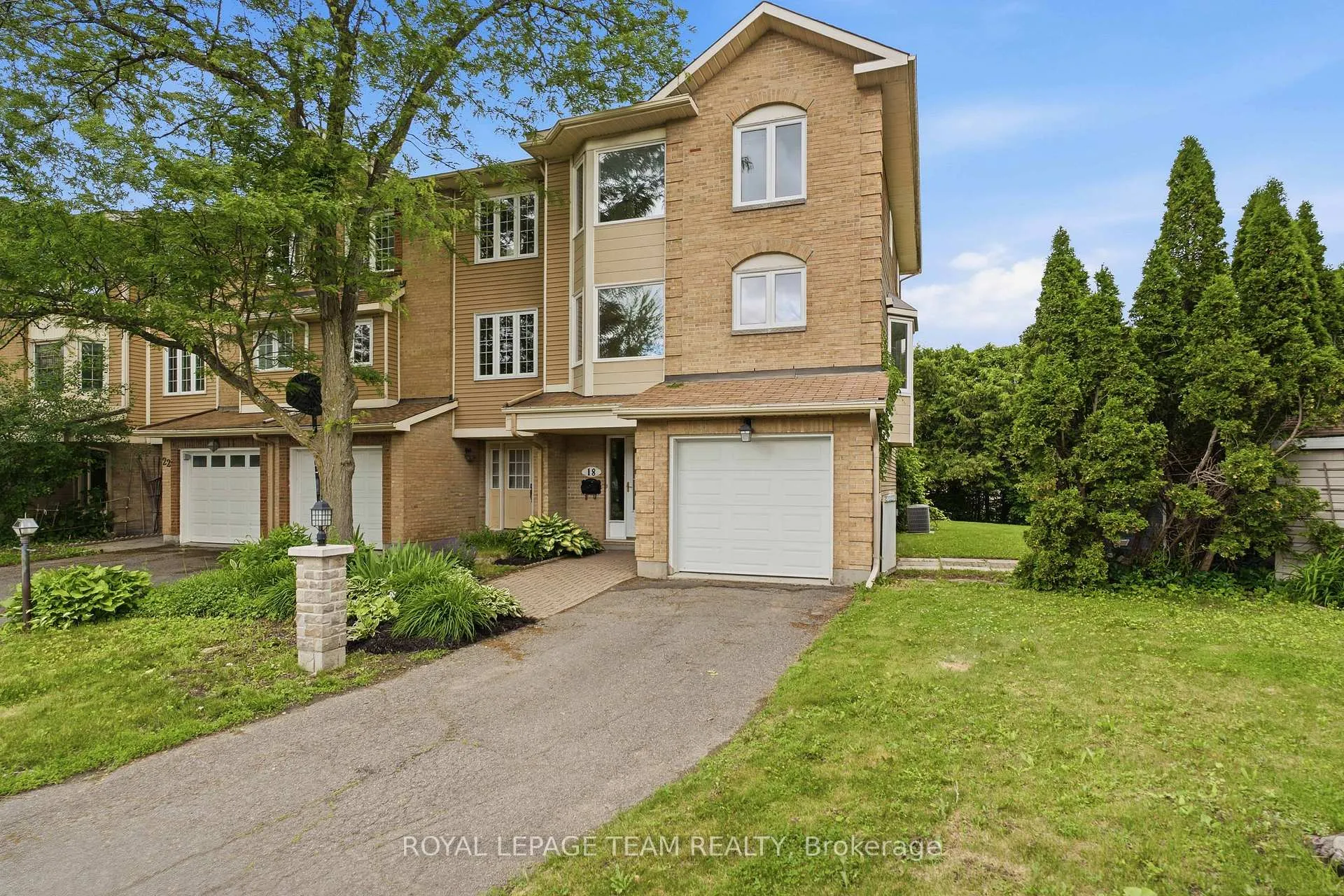 Front of 18 Arbordale Crescent