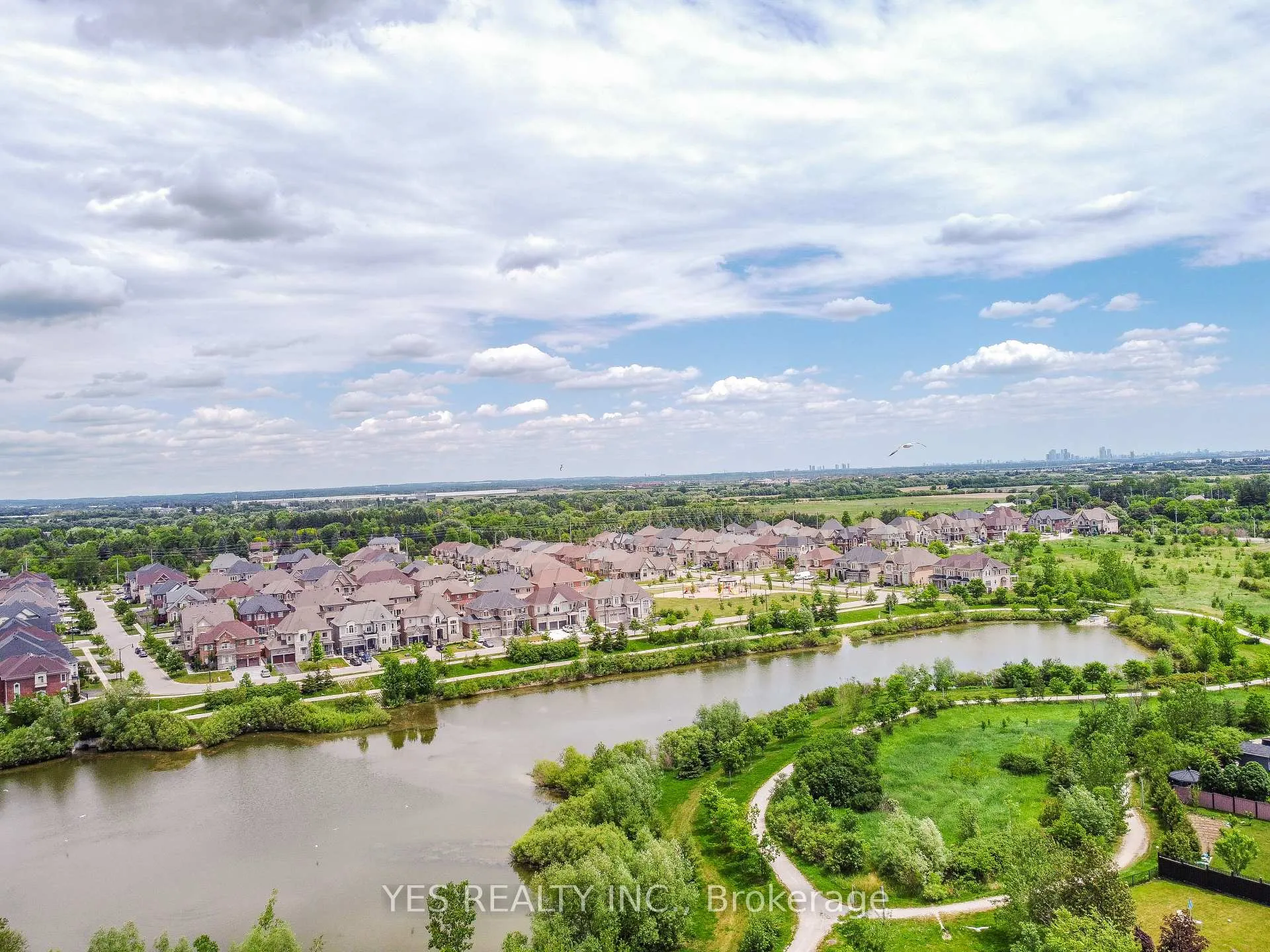 Photo 4 of 86 Quintette Close, Brampton, Toronto Gore Rural Estate — HOMEH