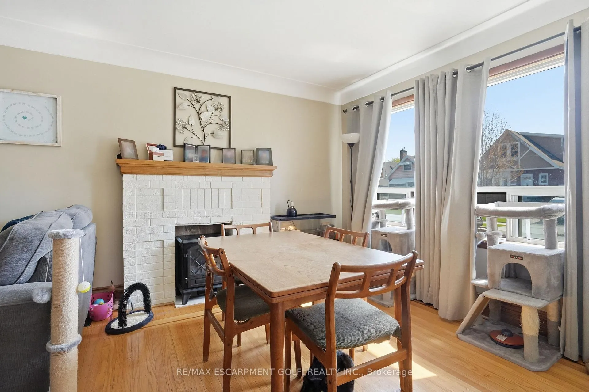 Photo 9 of 21 Weir Street N, Hamilton, Homeside — HOMEH