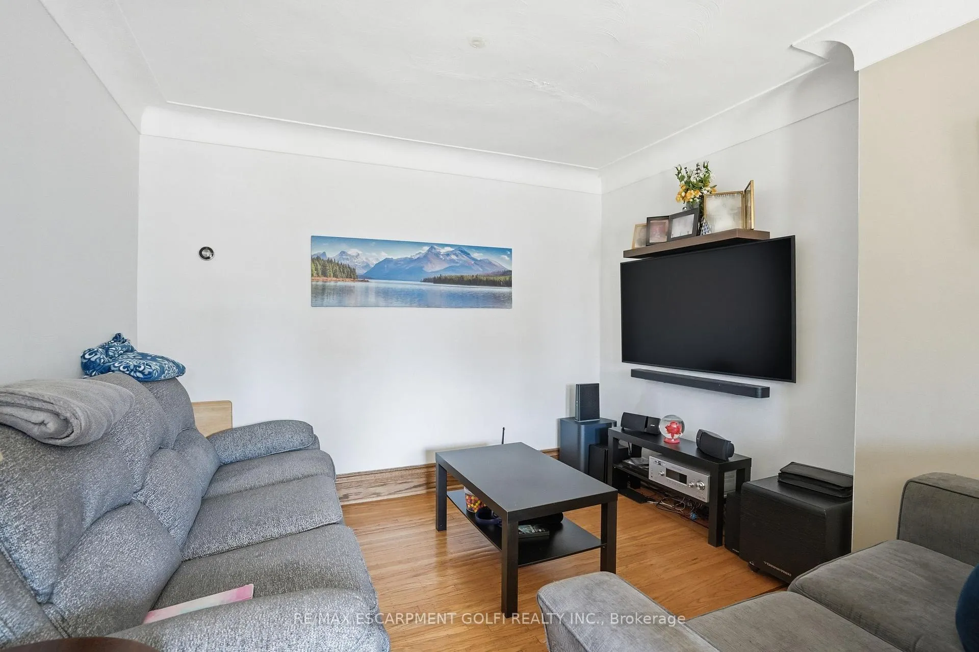 Photo 11 of 21 Weir Street N, Hamilton, Homeside — HOMEH