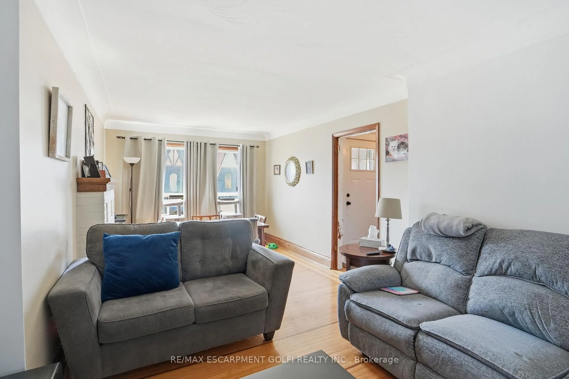 Photo 14 of 21 Weir Street N, Hamilton, Homeside — HOMEH