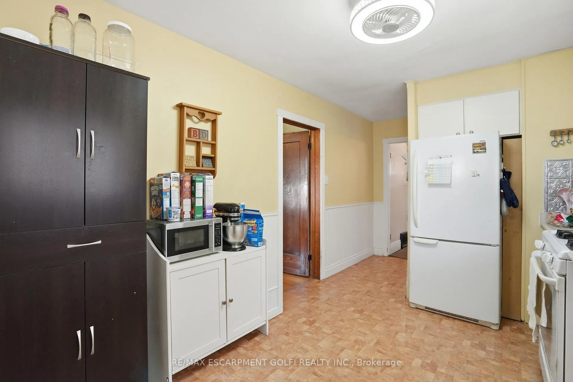 Photo 17 of 21 Weir Street N, Hamilton, Homeside — HOMEH