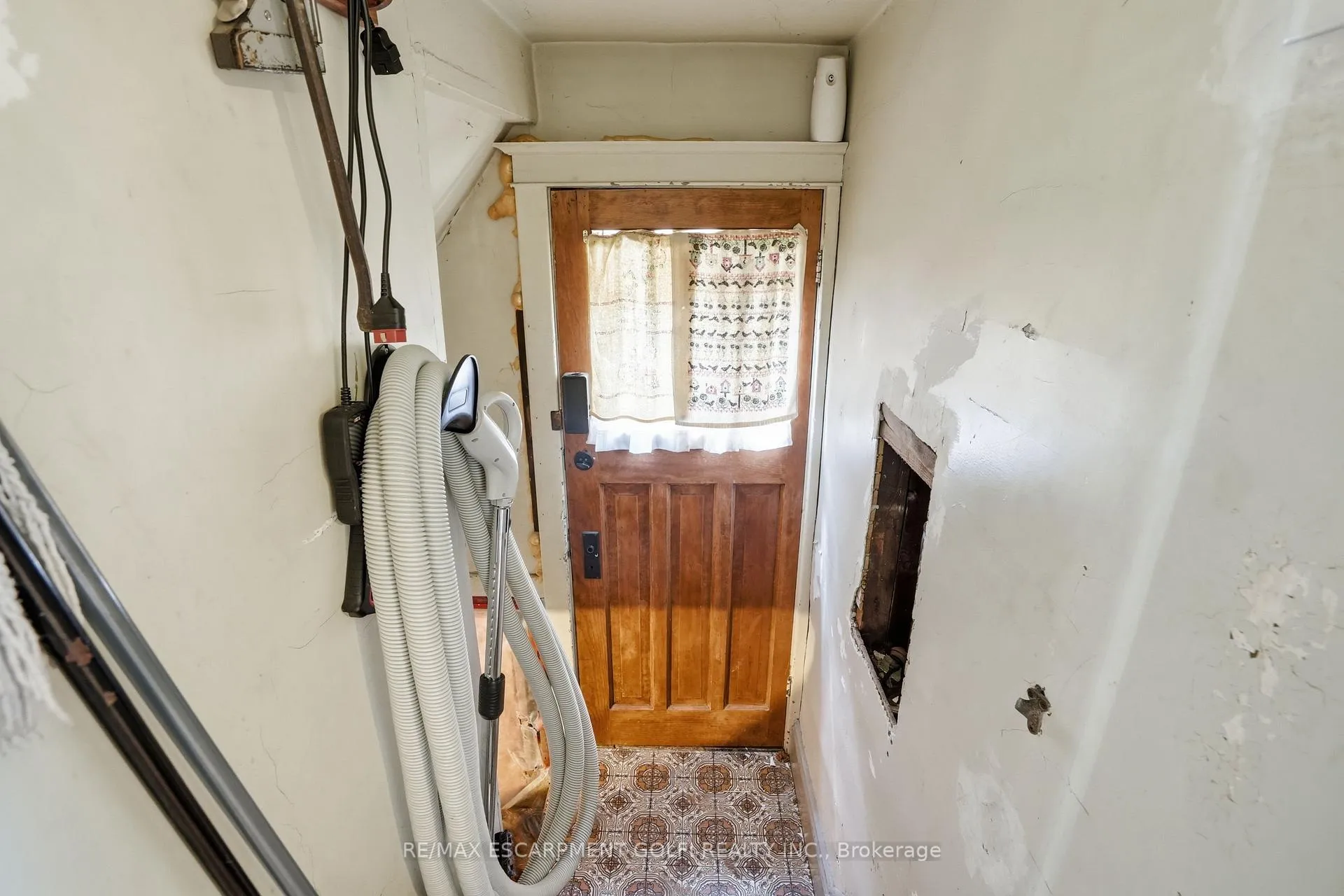 Photo 30 of 21 Weir Street N, Hamilton, Homeside — HOMEH