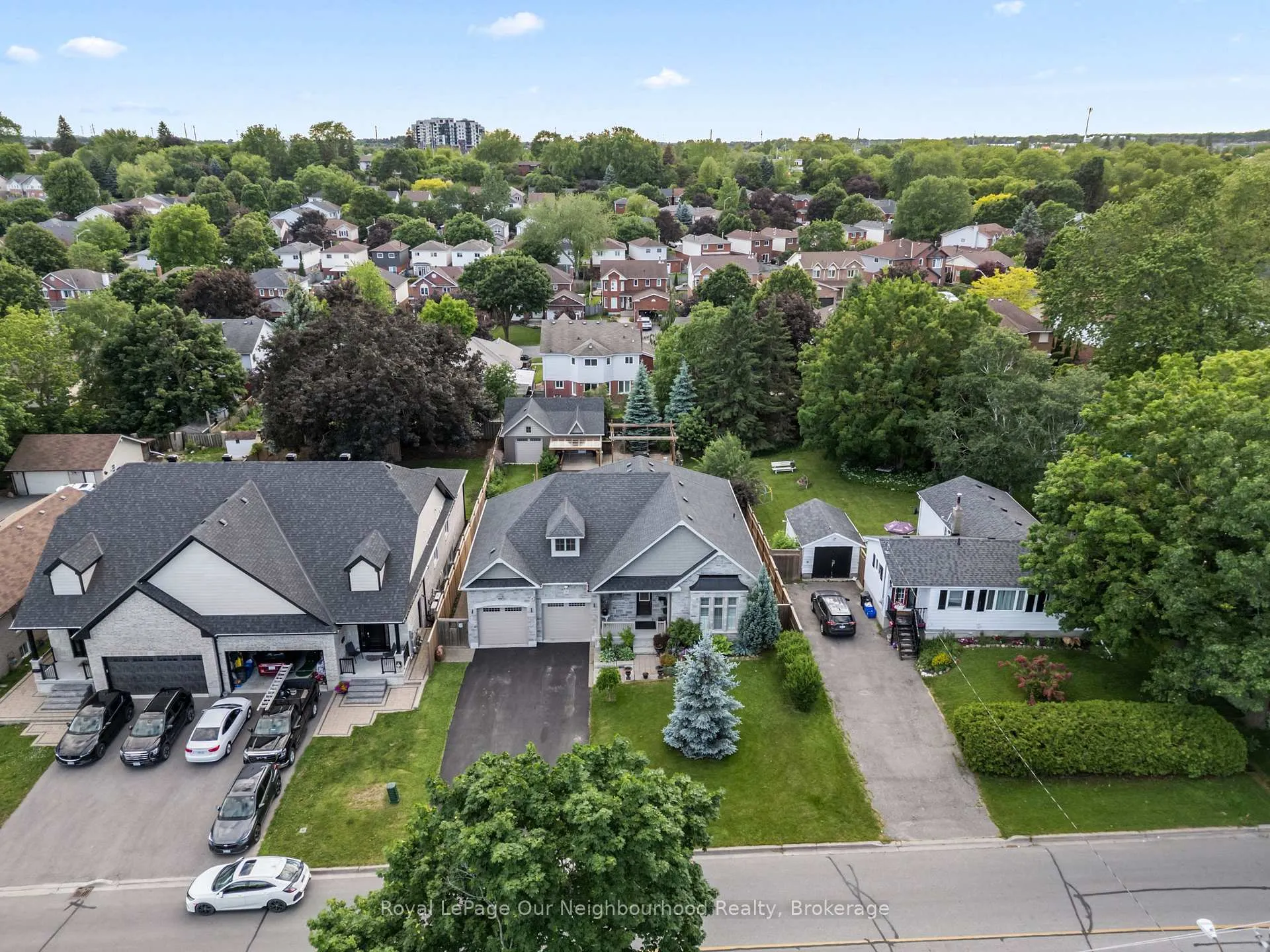 Photo 2 of 19 Waverley Road, Clarington, Bowmanville — HOMEH