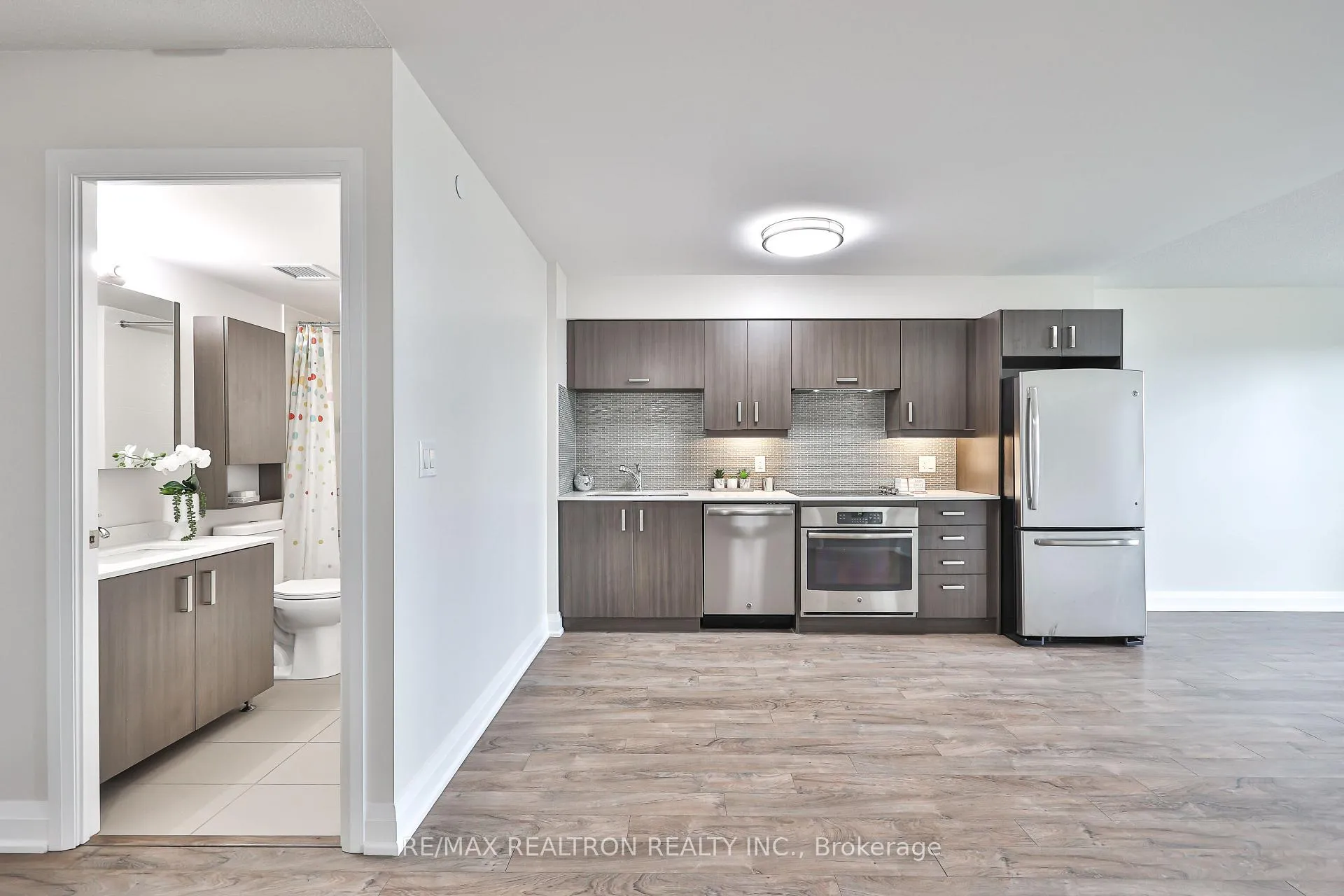 Photo 3 of Unit 1707, 18 Uptown Drive, Markham, Unionville — HOMEH