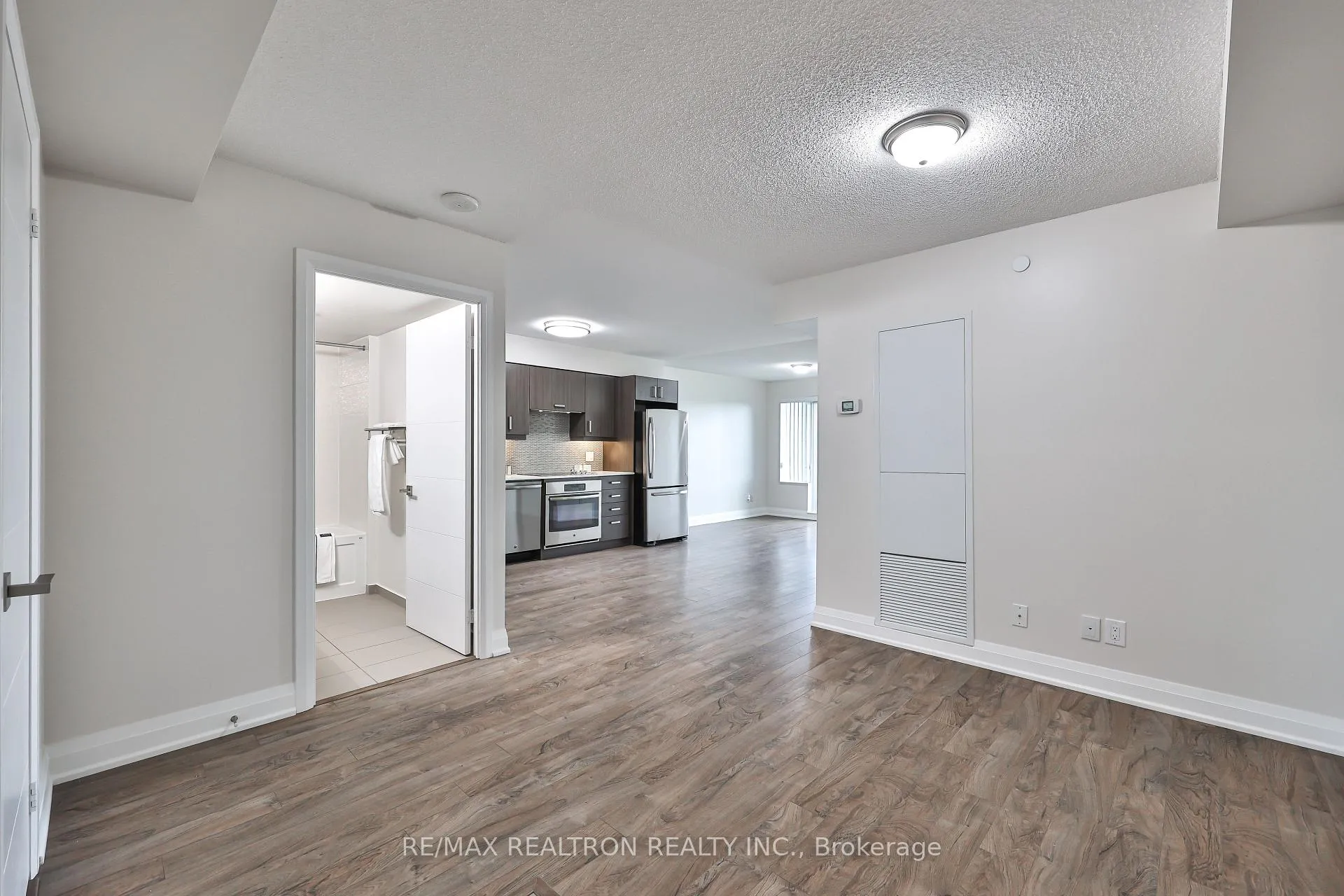 Photo 4 of Unit 1707, 18 Uptown Drive, Markham, Unionville — HOMEH