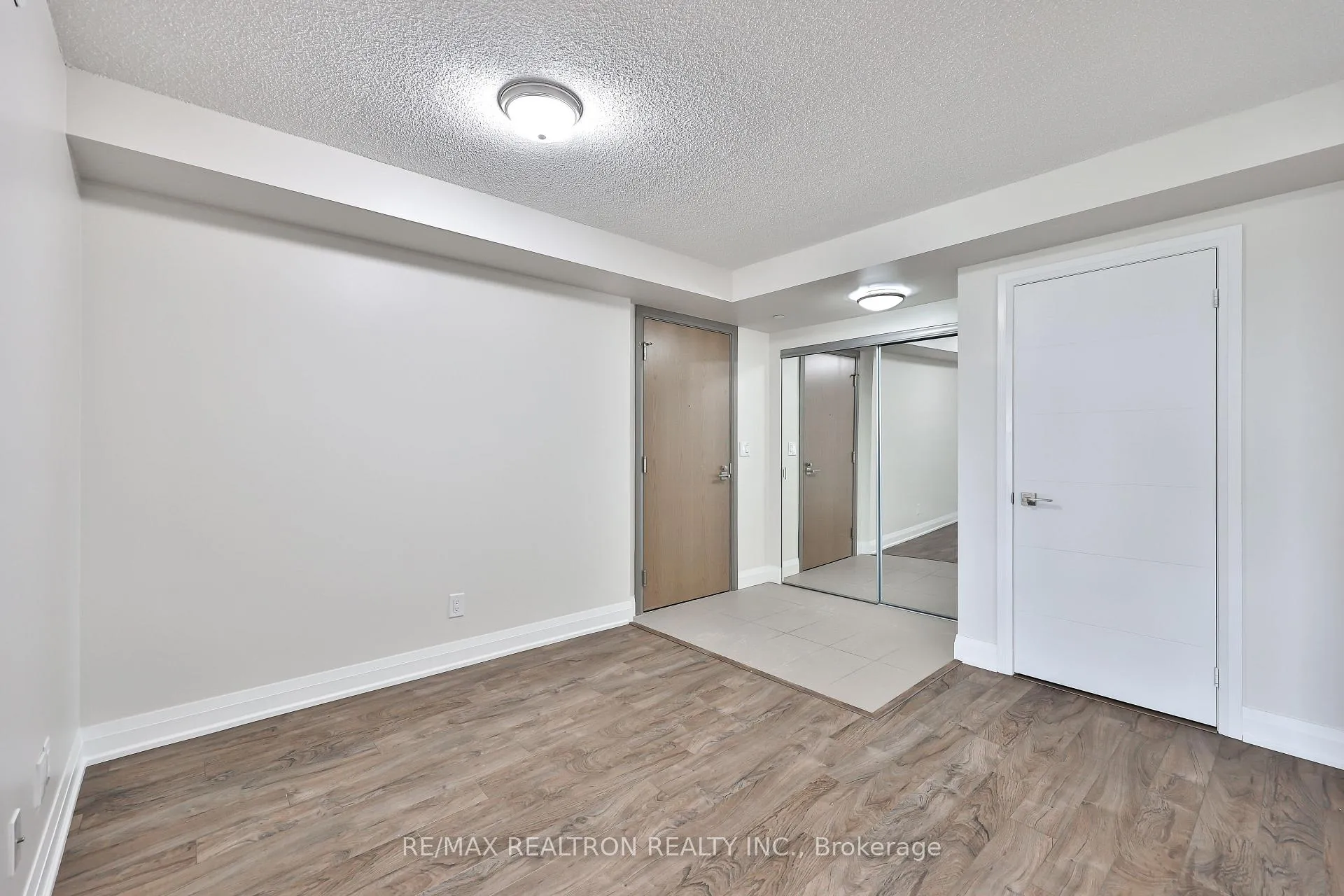 Photo 5 of Unit 1707, 18 Uptown Drive, Markham, Unionville — HOMEH