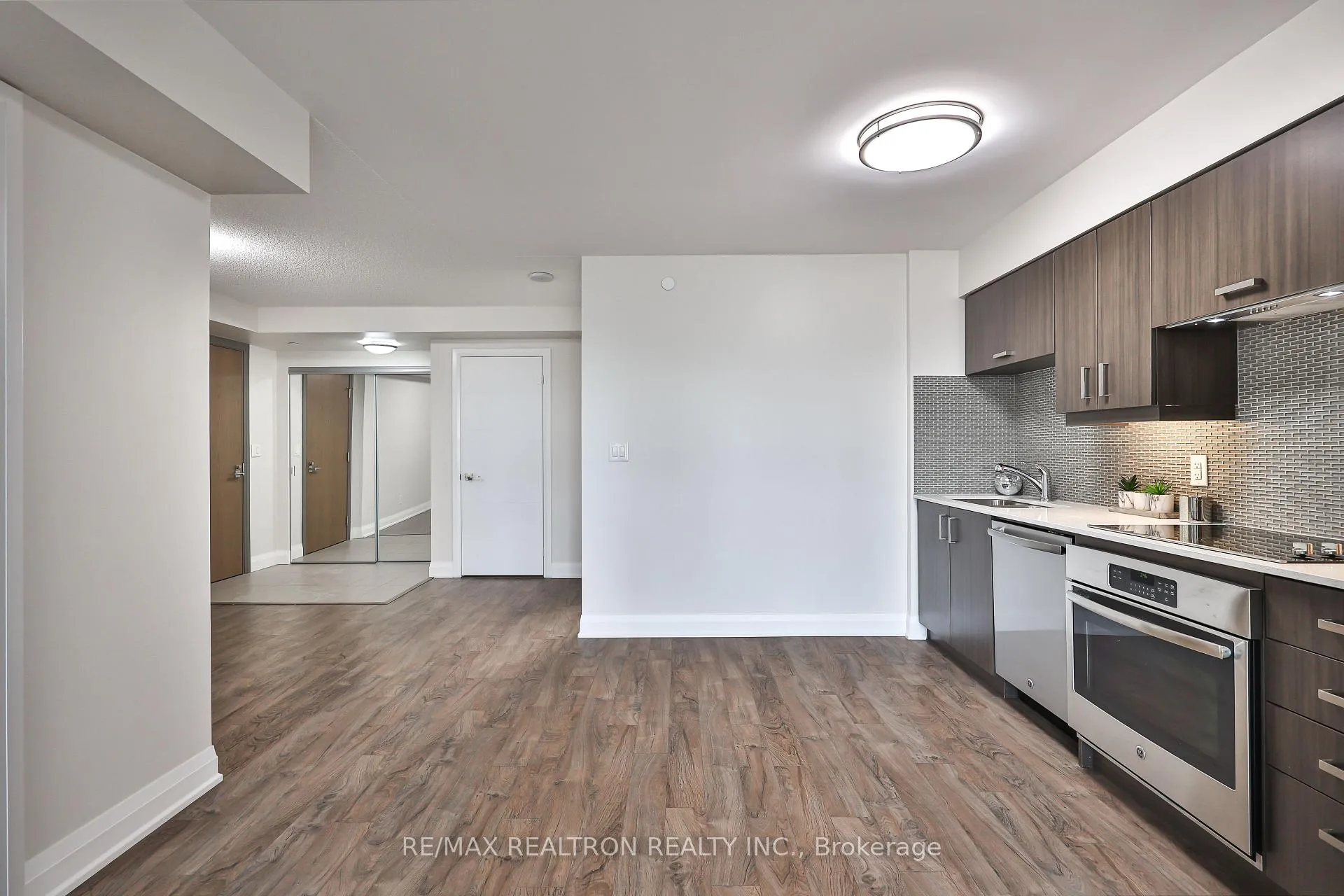 Photo 6 of Unit 1707, 18 Uptown Drive, Markham, Unionville — HOMEH