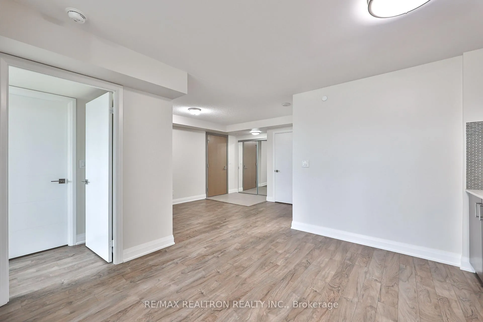 Photo 7 of Unit 1707, 18 Uptown Drive, Markham, Unionville — HOMEH