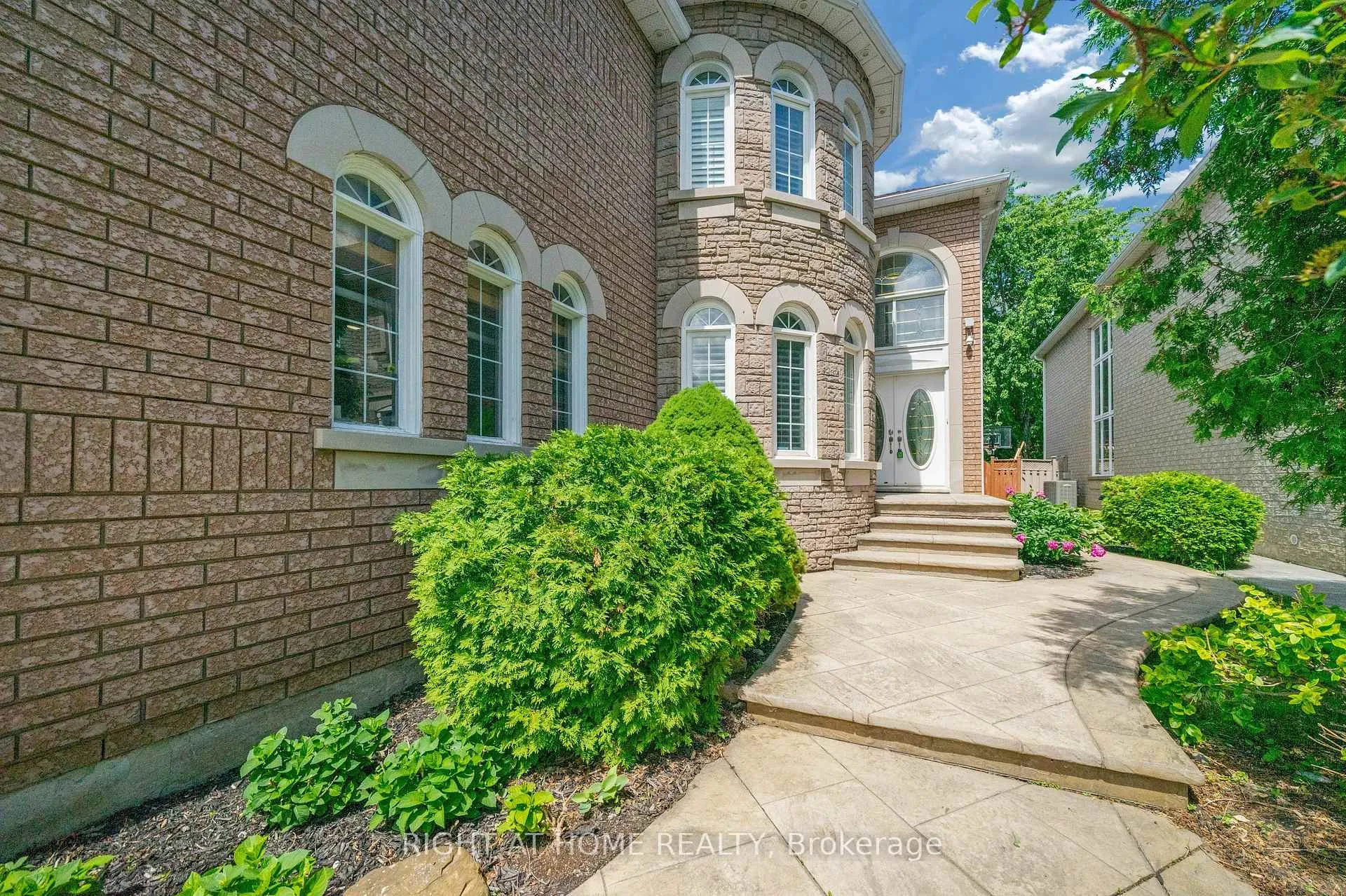 Photo 5 of 343 Bristol Road E, Mississauga, Hurontario — HOMEH