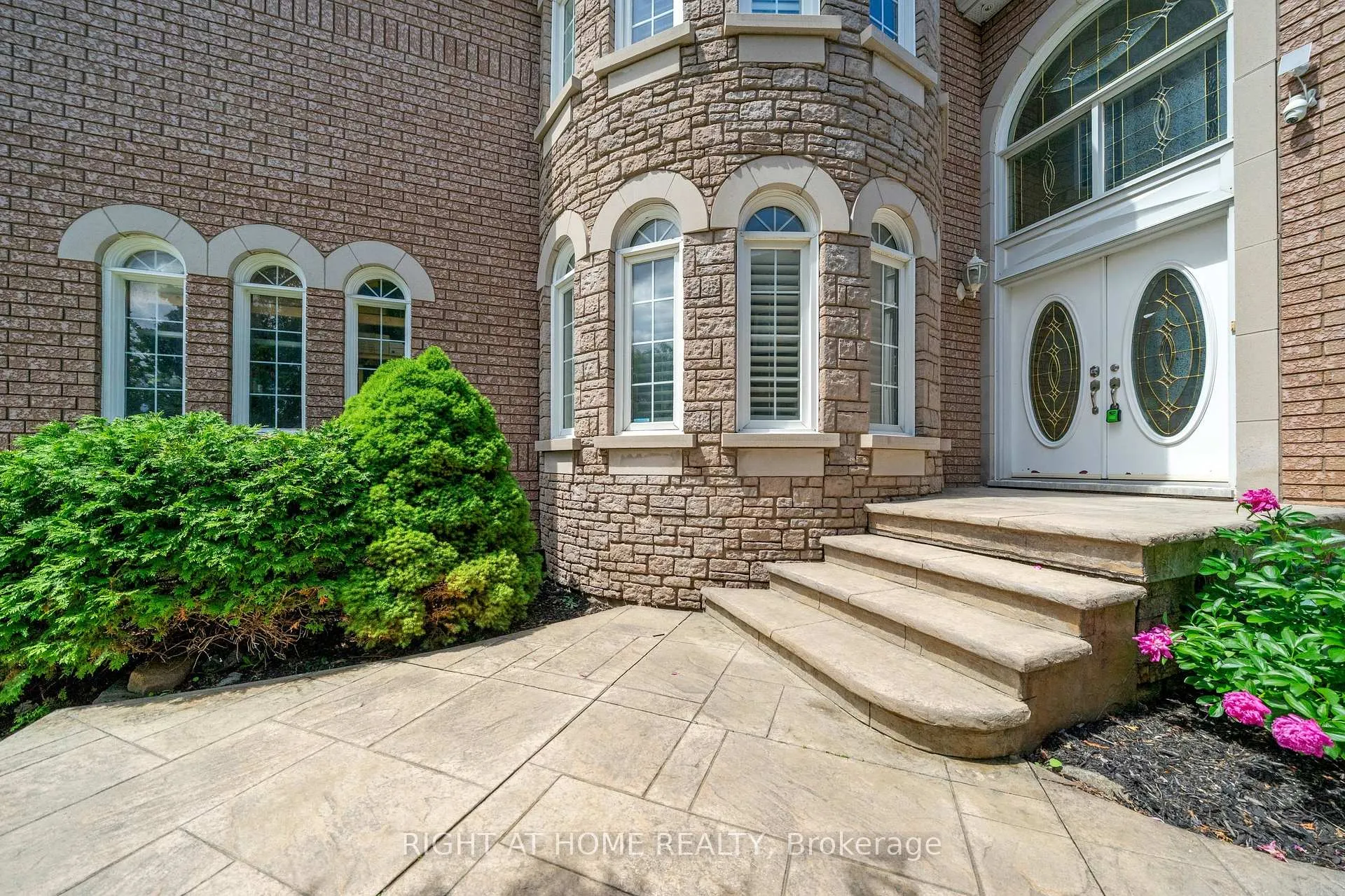 Photo 6 of 343 Bristol Road E, Mississauga, Hurontario — HOMEH