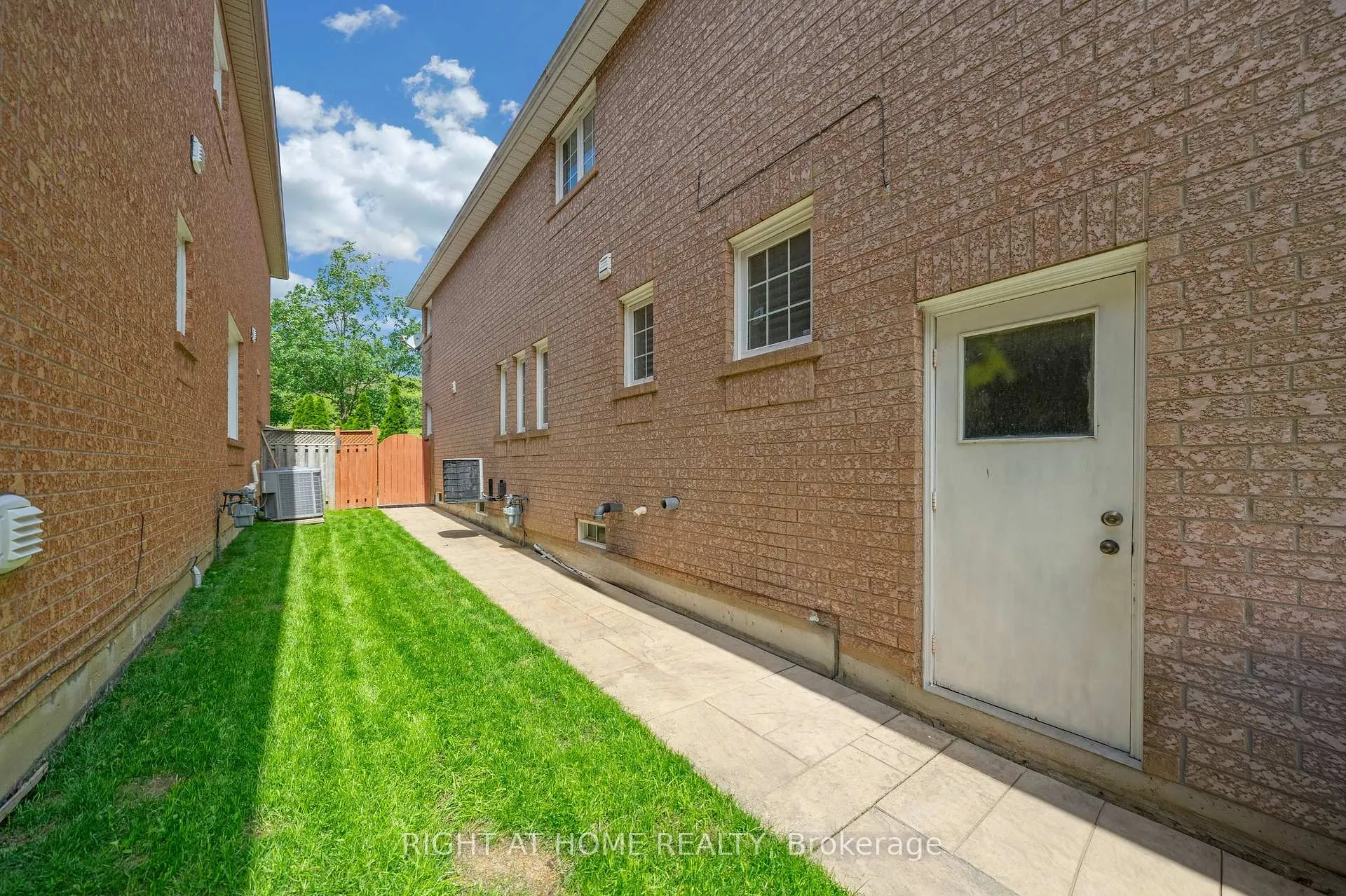 Photo 7 of 343 Bristol Road E, Mississauga, Hurontario — HOMEH