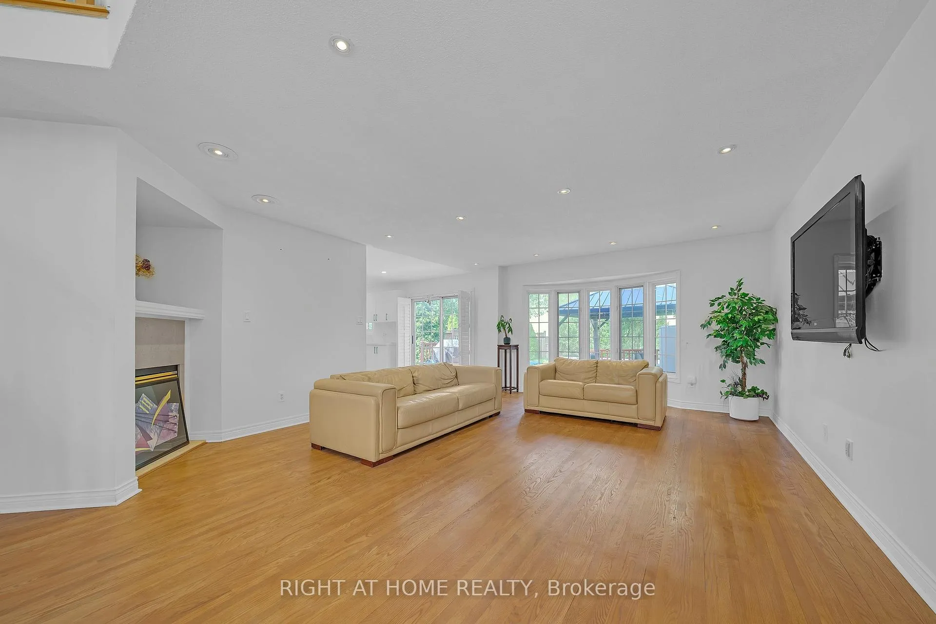Photo 27 of 343 Bristol Road E, Mississauga, Hurontario — HOMEH