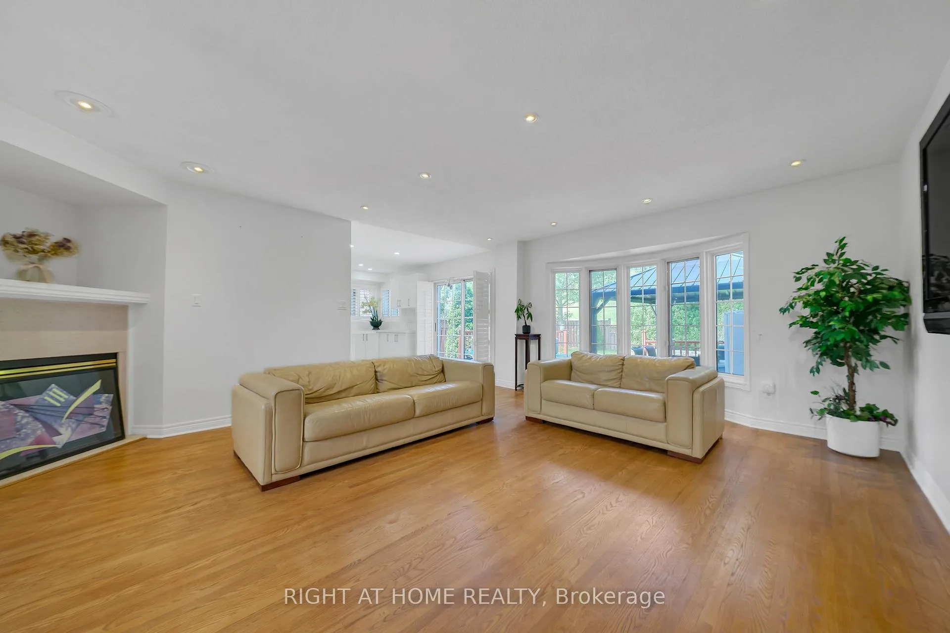 Photo 29 of 343 Bristol Road E, Mississauga, Hurontario — HOMEH