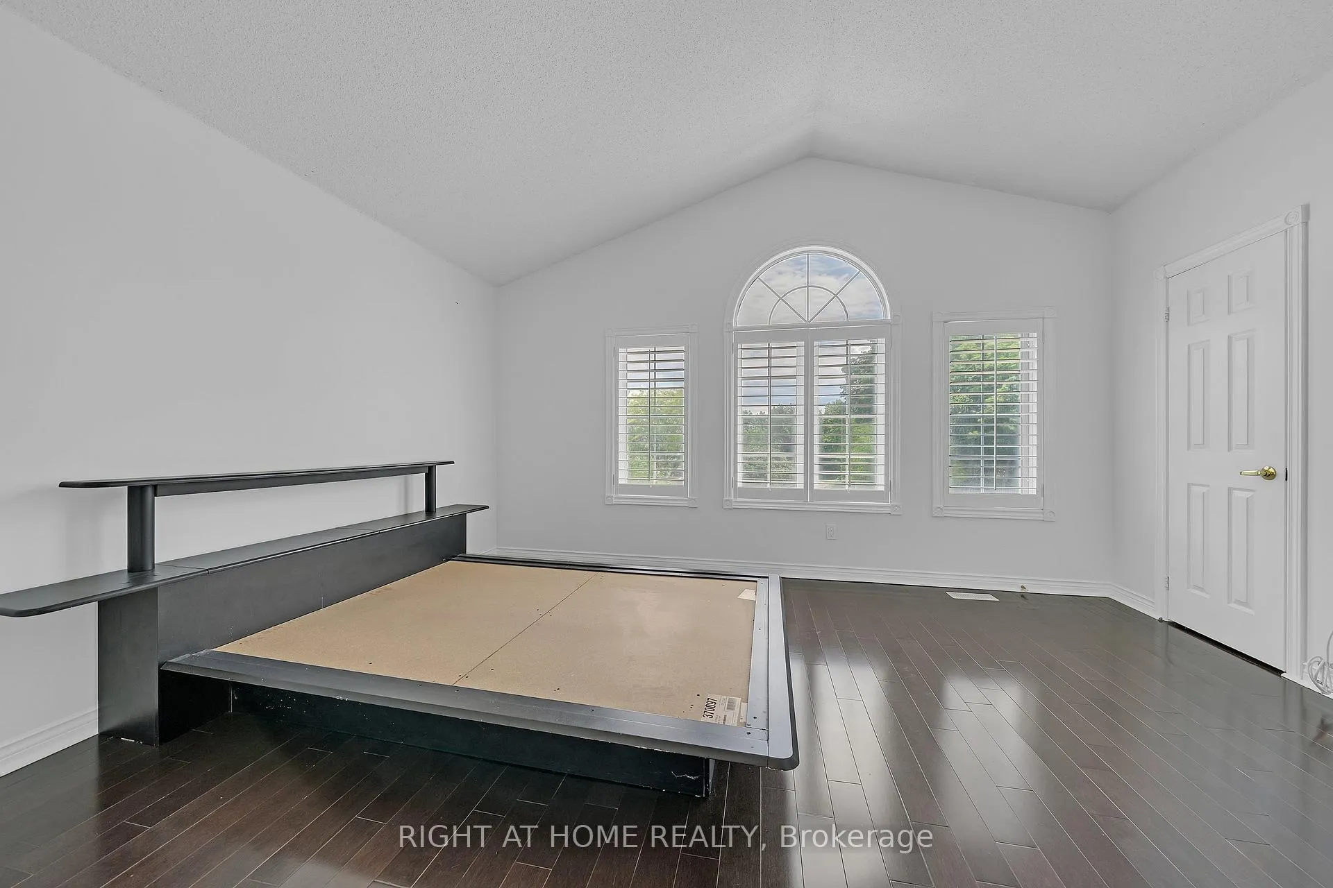 Photo 45 of 343 Bristol Road E, Mississauga, Hurontario — HOMEH