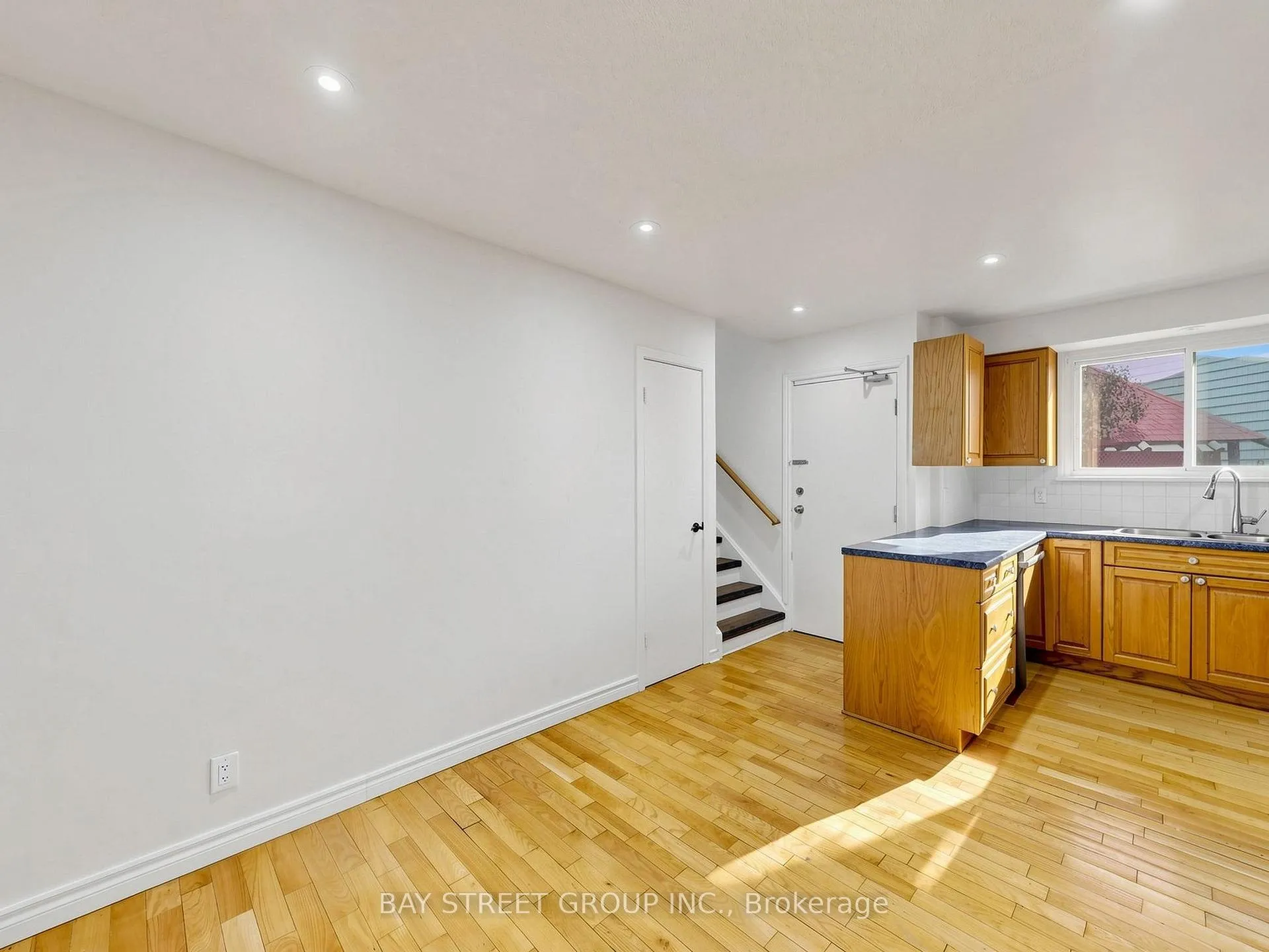 Photo 12 of 1108 Valley Court, Oshawa, Lakeview — HOMEH