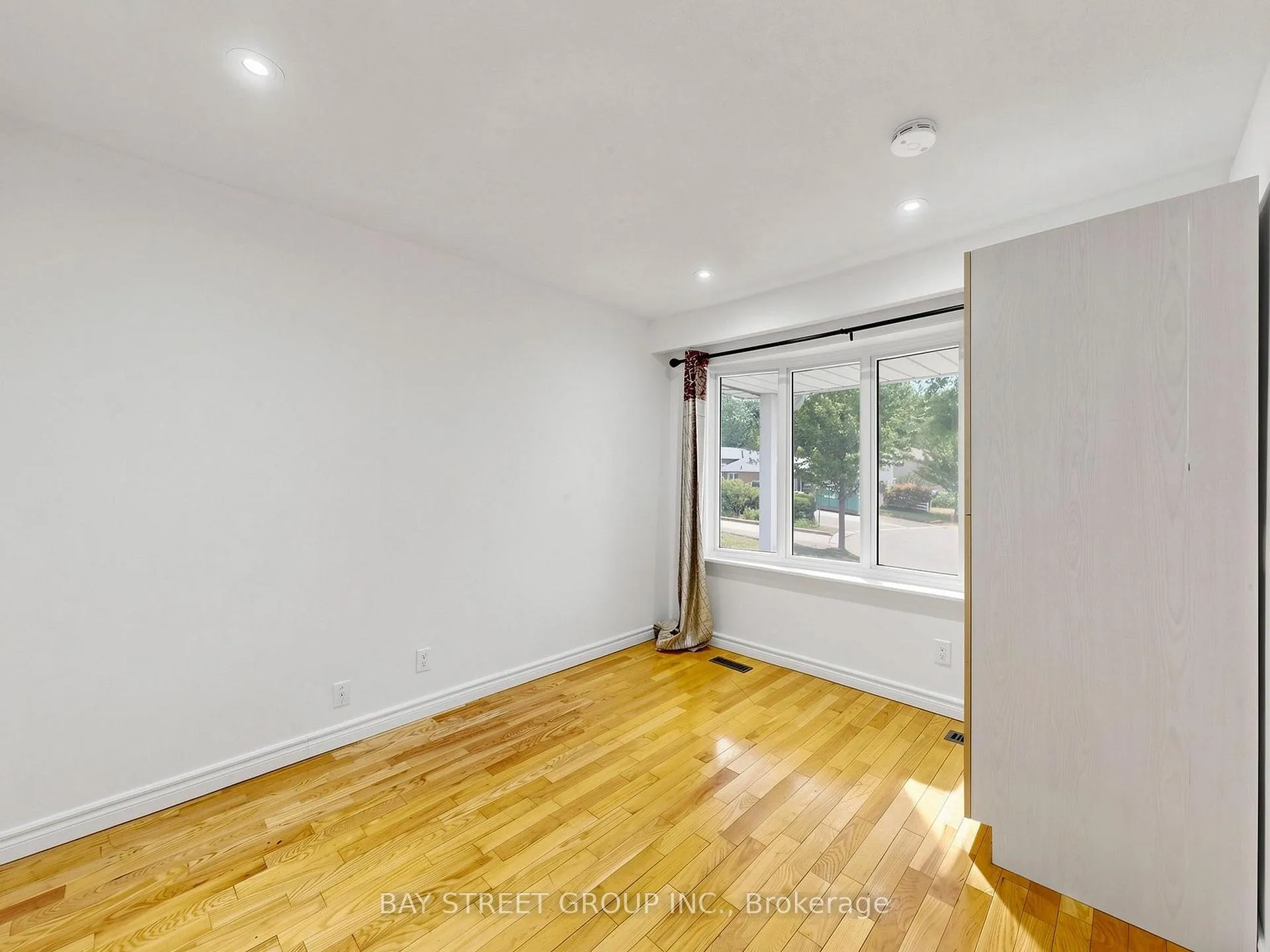 Photo 17 of 1108 Valley Court, Oshawa, Lakeview — HOMEH