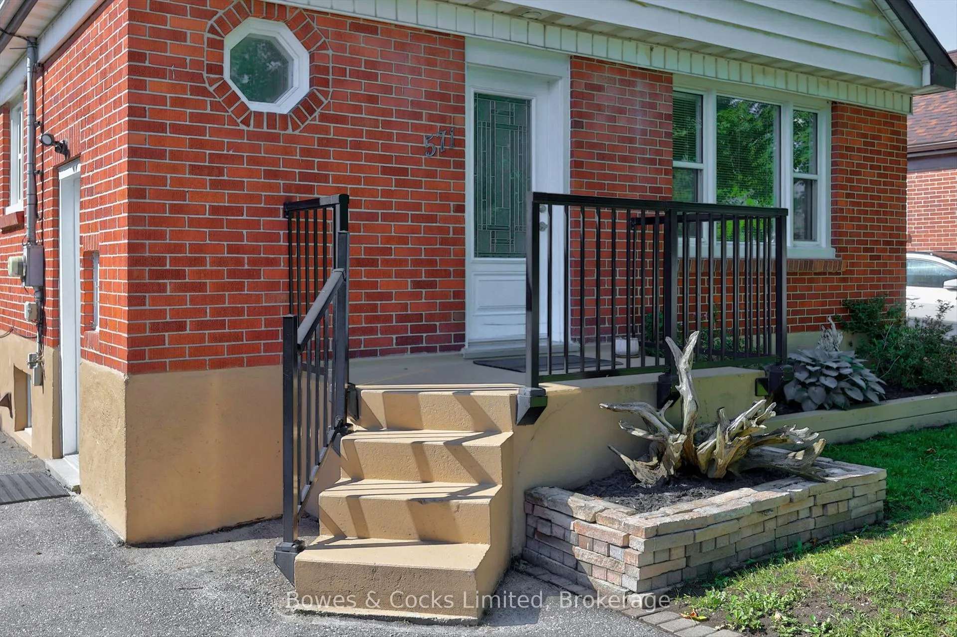 Photo 3 of 571 O'Connell Road, Peterborough, Otonabee Ward 1 — HOMEH