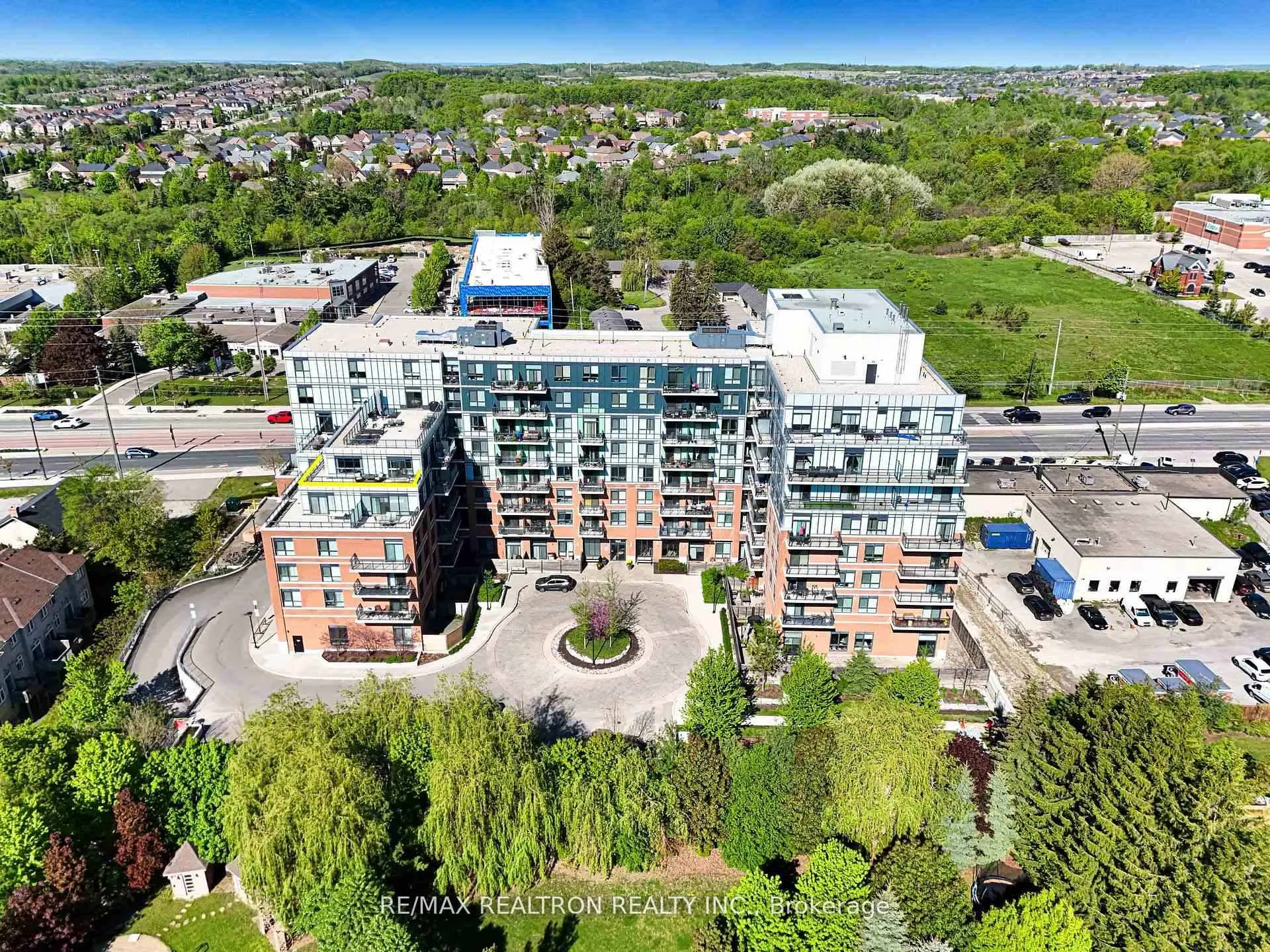 Photo 4 of Unit 708, 11611 Yonge Street, Richmond Hill, Jefferson — HOMEH