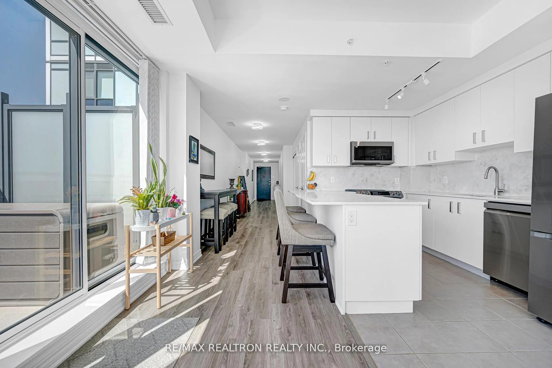 Photo 7 of Unit 708, 11611 Yonge Street, Richmond Hill, Jefferson — HOMEH