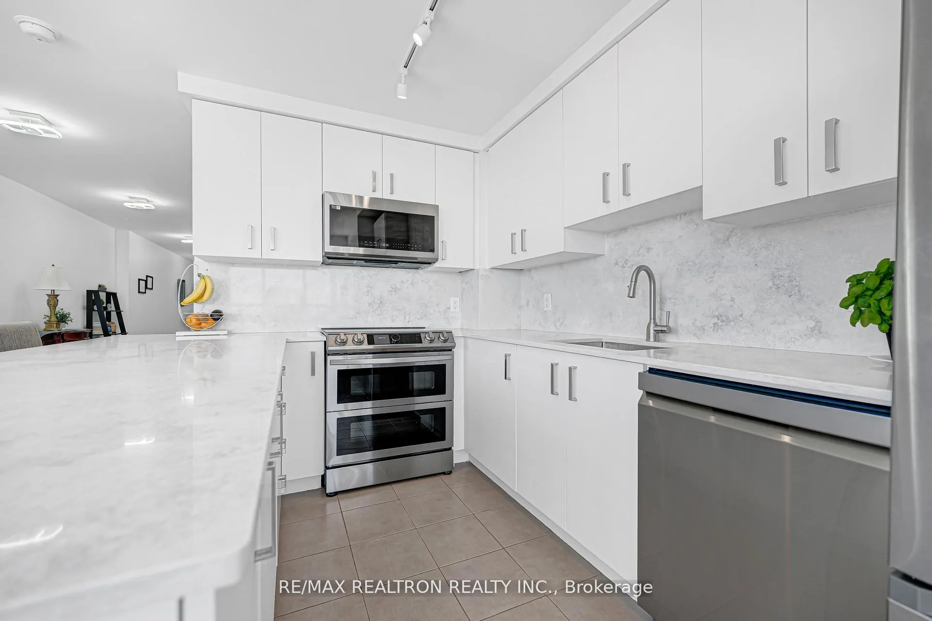 Photo 8 of Unit 708, 11611 Yonge Street, Richmond Hill, Jefferson — HOMEH