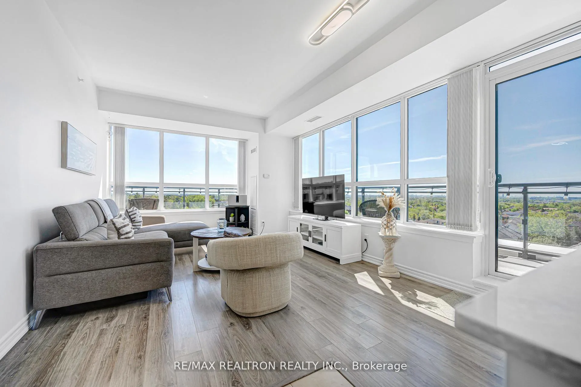 Photo 10 of Unit 708, 11611 Yonge Street, Richmond Hill, Jefferson — HOMEH