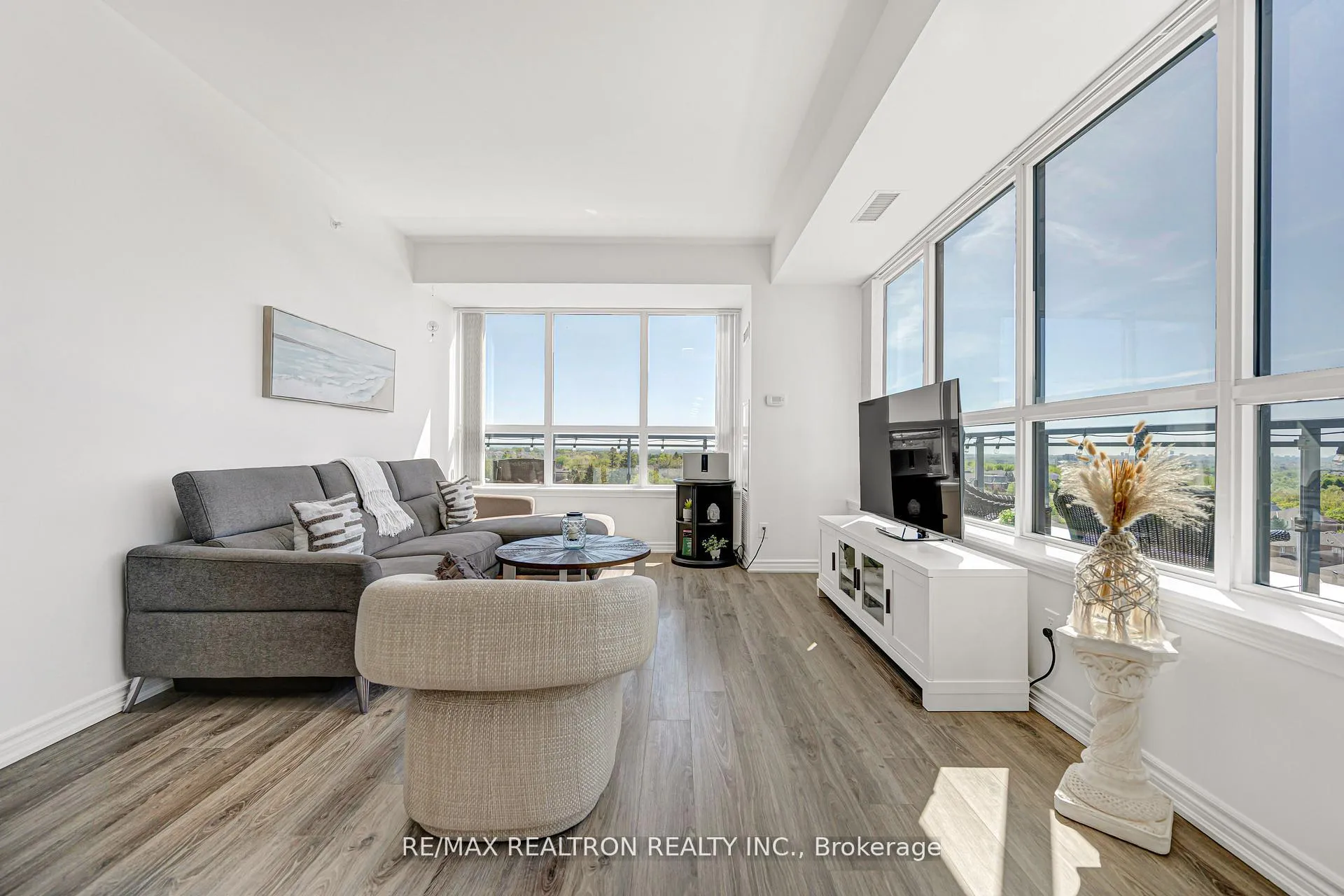 Photo 11 of Unit 708, 11611 Yonge Street, Richmond Hill, Jefferson — HOMEH