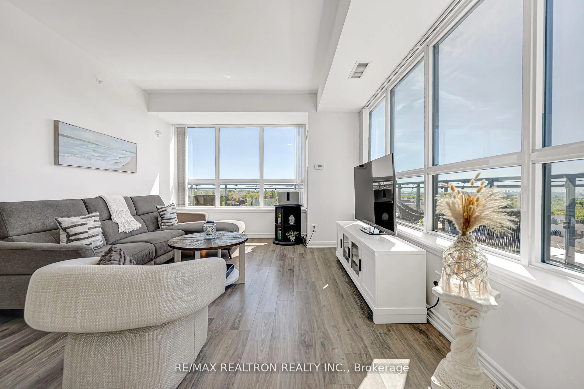Photo 12 of Unit 708, 11611 Yonge Street, Richmond Hill, Jefferson — HOMEH