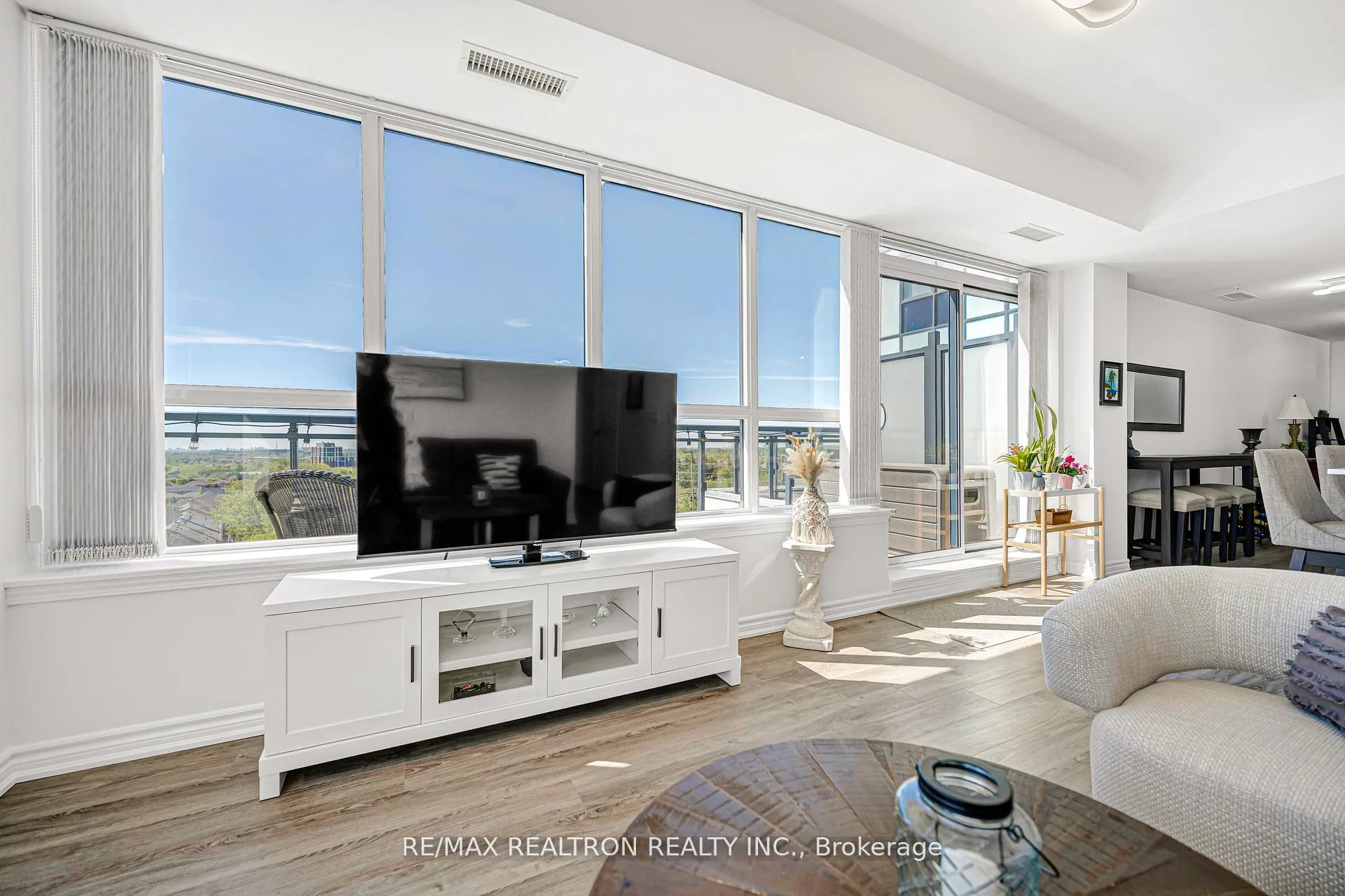 Photo 14 of Unit 708, 11611 Yonge Street, Richmond Hill, Jefferson — HOMEH