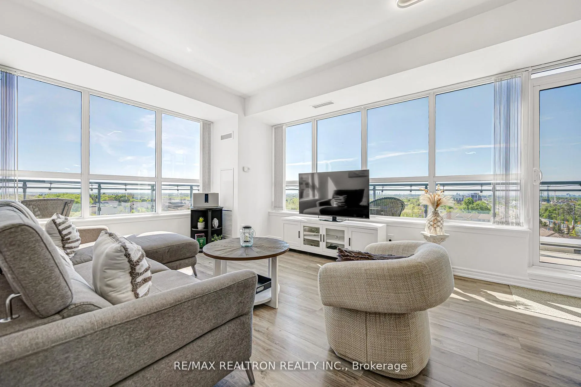 Photo 17 of Unit 708, 11611 Yonge Street, Richmond Hill, Jefferson — HOMEH