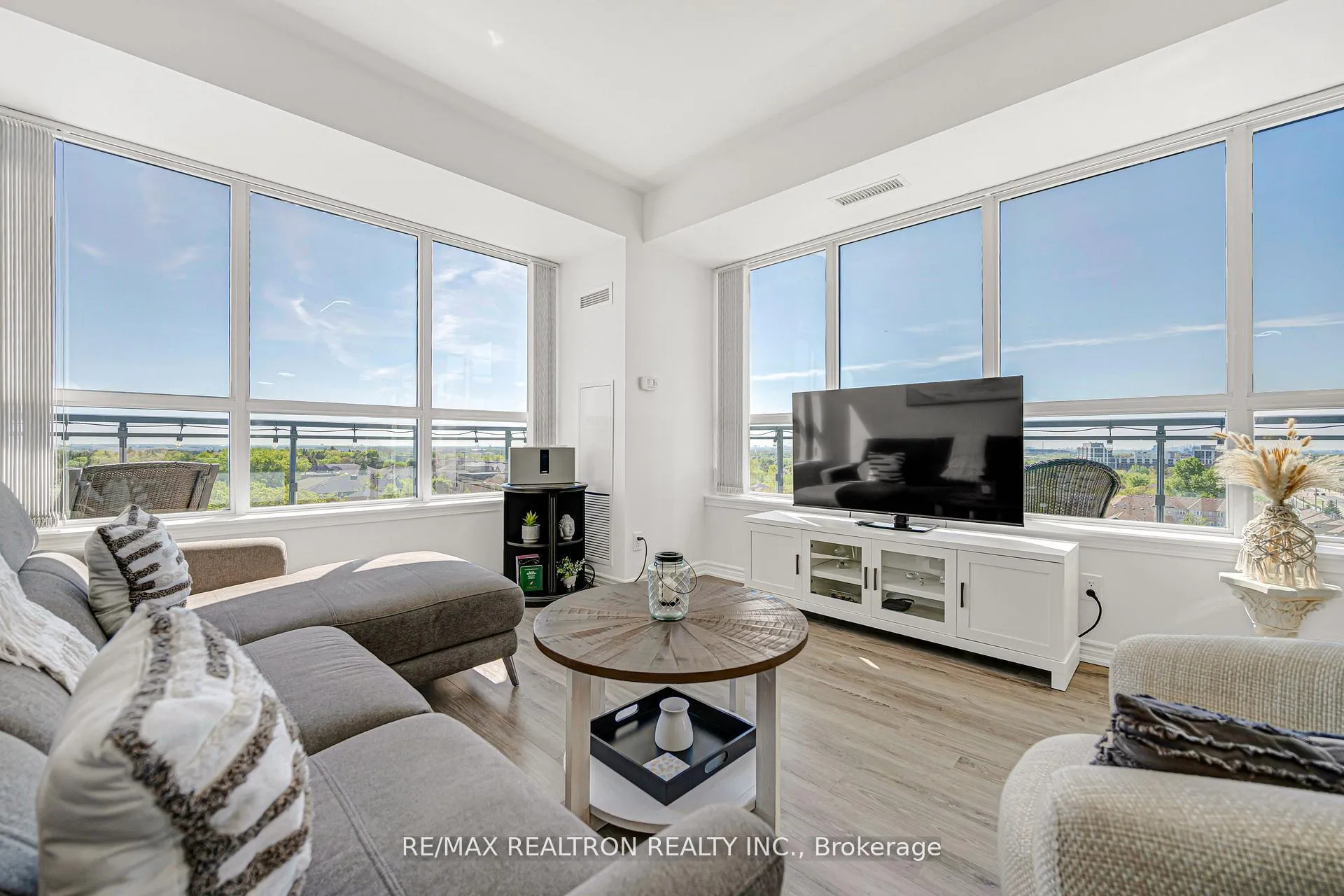 Photo 18 of Unit 708, 11611 Yonge Street, Richmond Hill, Jefferson — HOMEH