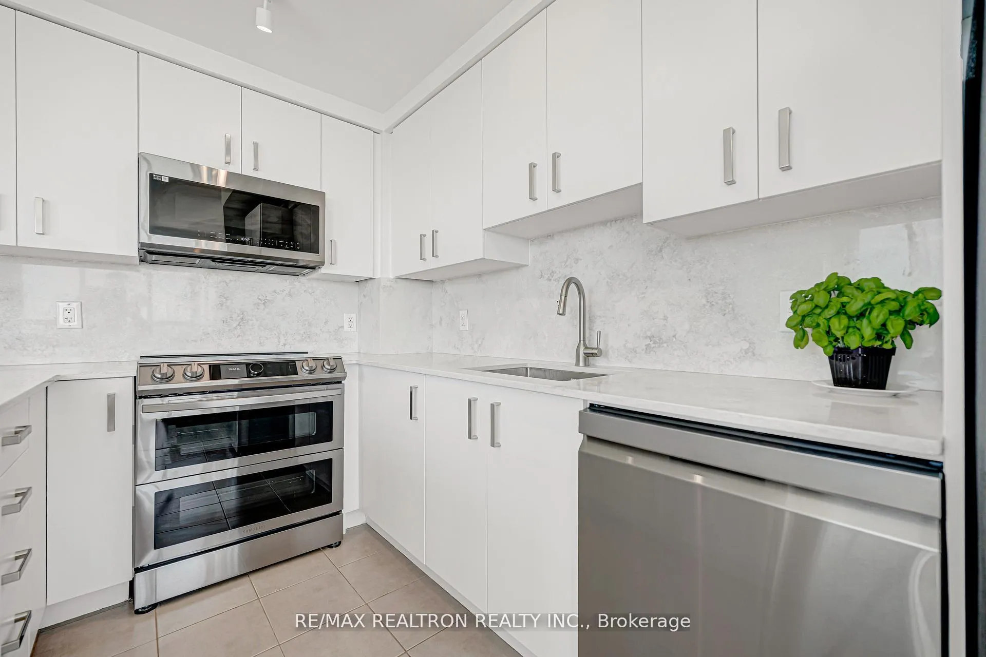 Photo 21 of Unit 708, 11611 Yonge Street, Richmond Hill, Jefferson — HOMEH