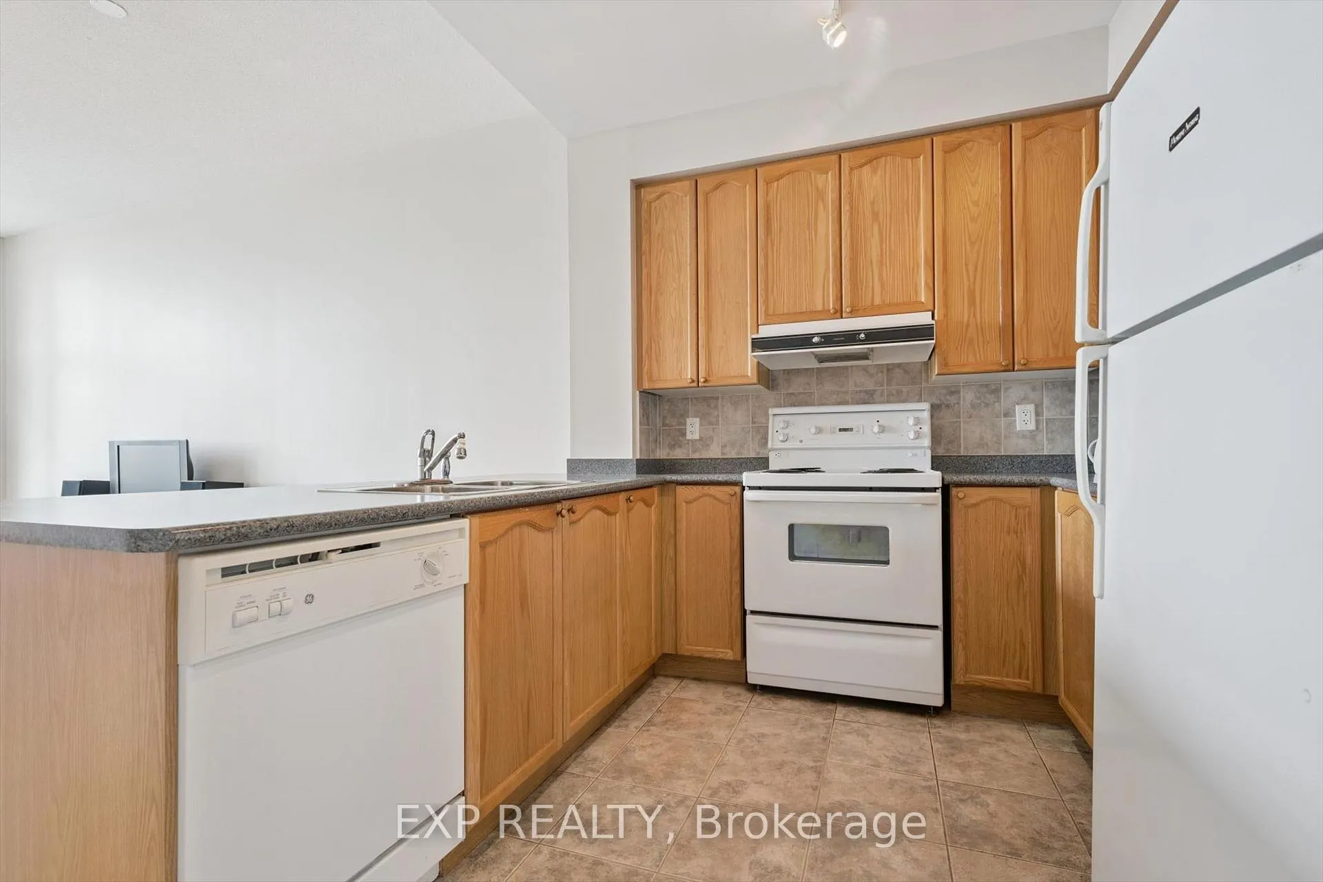 Photo 8 of Unit 607, 70 Port Street E, Mississauga, Port Credit — HOMEH