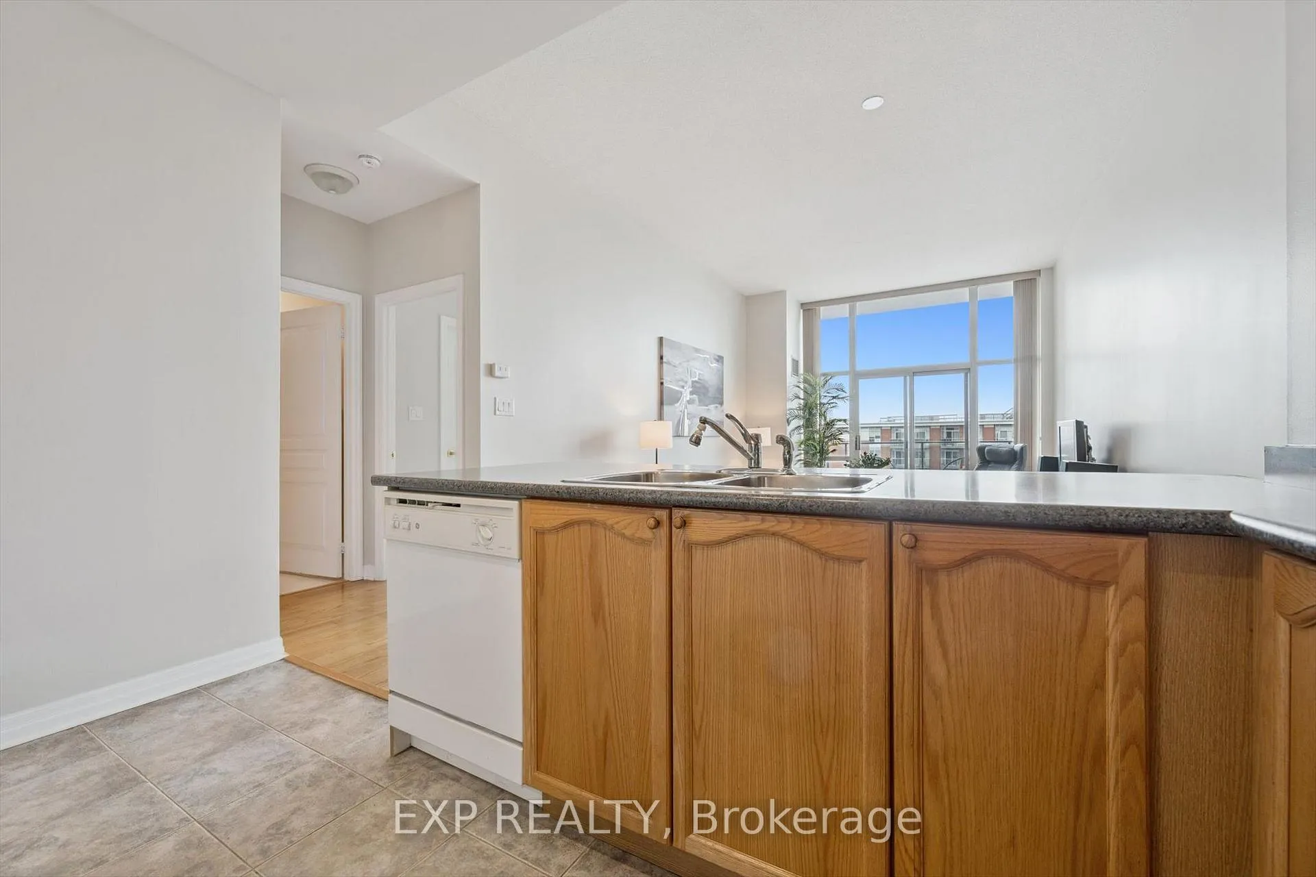 Photo 9 of Unit 607, 70 Port Street E, Mississauga, Port Credit — HOMEH