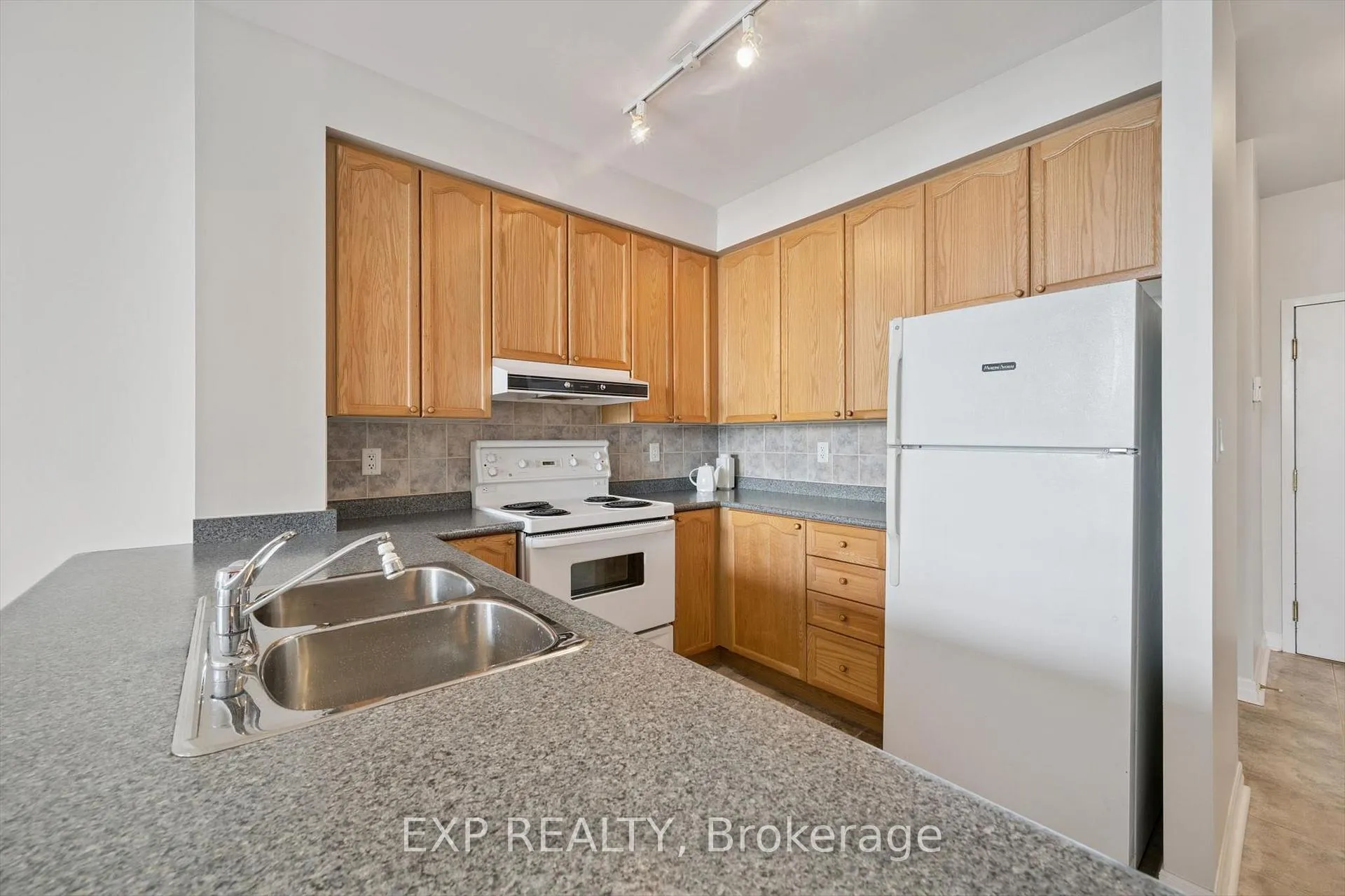 Photo 10 of Unit 607, 70 Port Street E, Mississauga, Port Credit — HOMEH