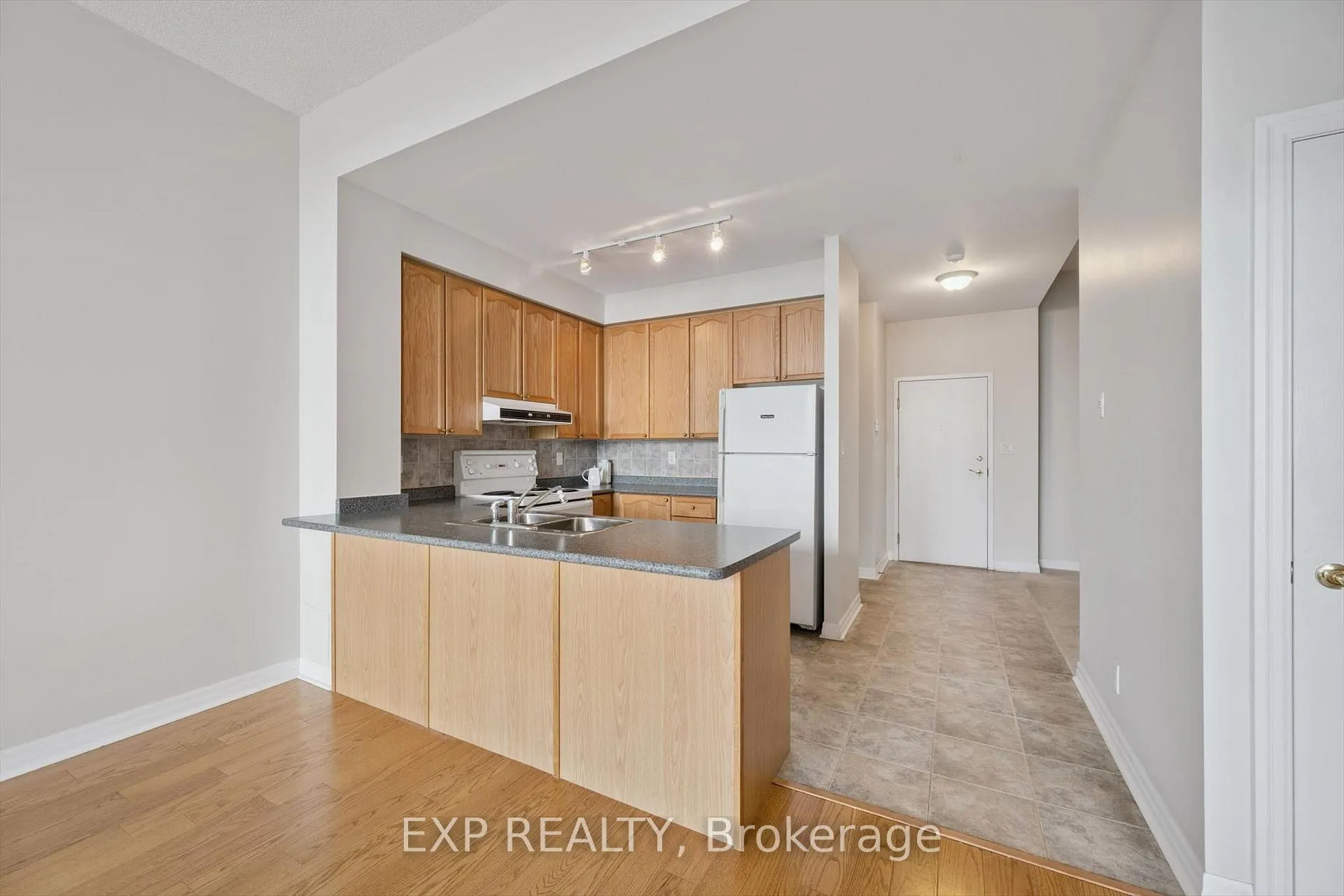 Photo 11 of Unit 607, 70 Port Street E, Mississauga, Port Credit — HOMEH