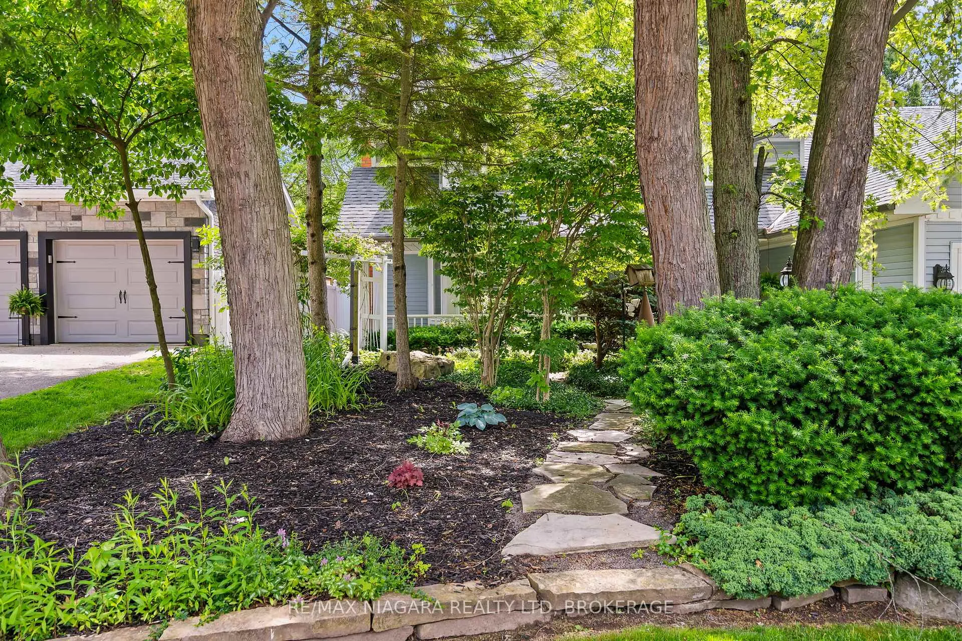 Photo 5 of 15 Deerpark Crescent N, Brampton, Brampton West — HOMEH