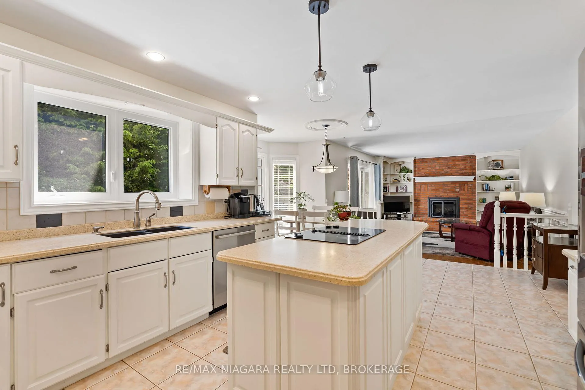 Photo 12 of 15 Deerpark Crescent N, Brampton, Brampton West — HOMEH