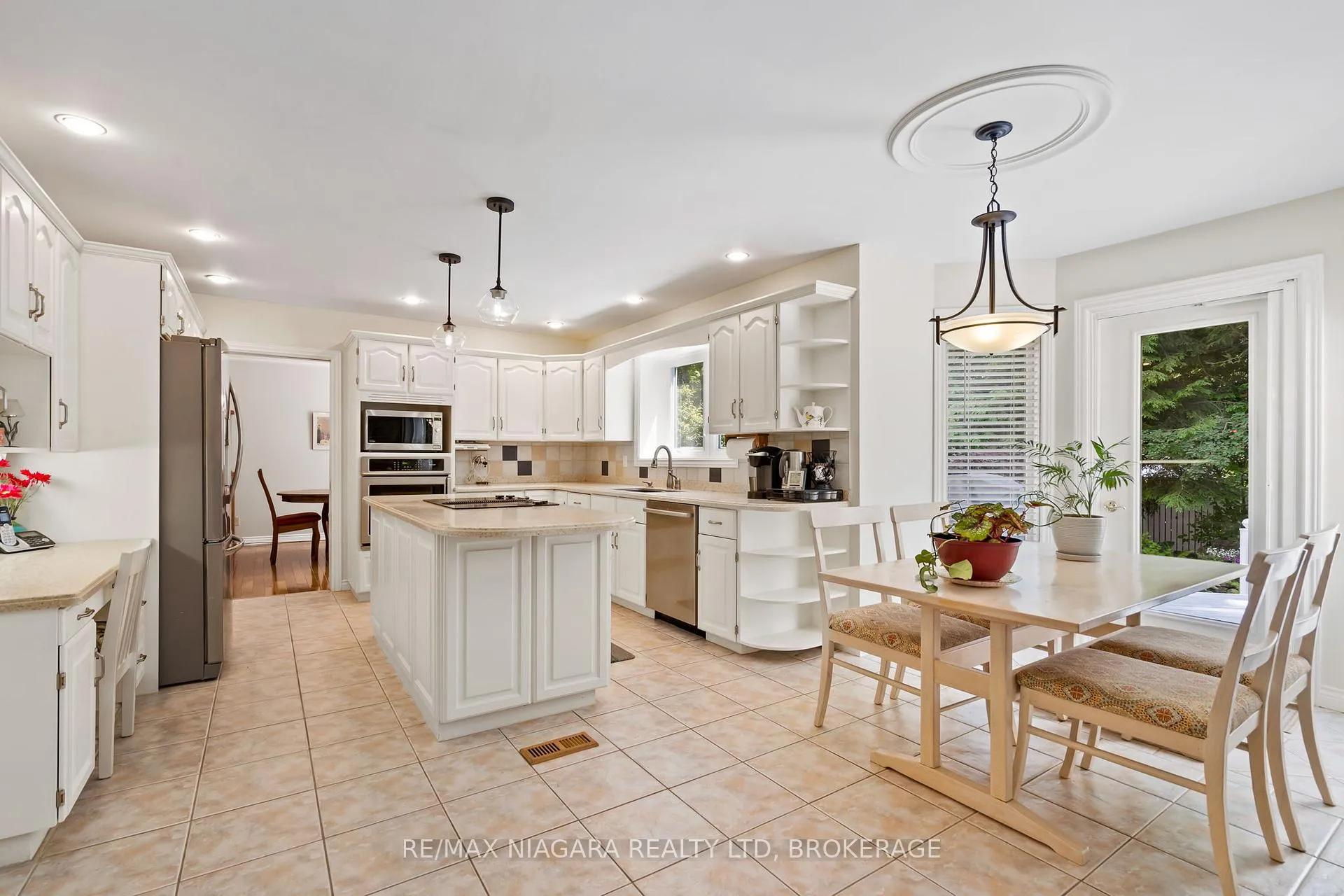 Photo 14 of 15 Deerpark Crescent N, Brampton, Brampton West — HOMEH
